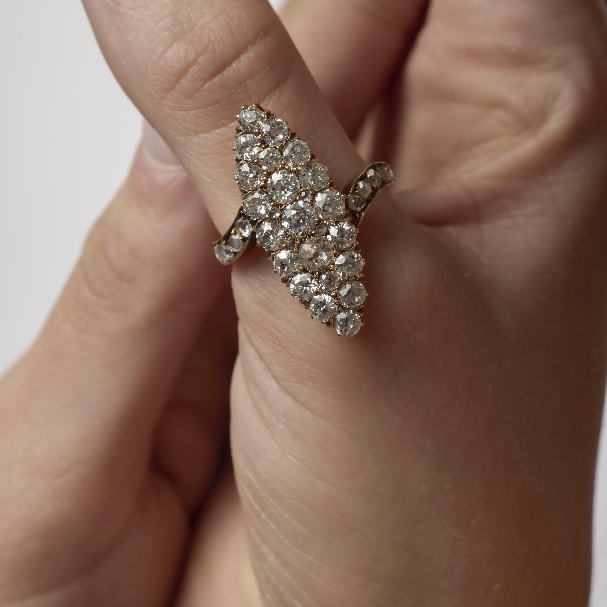 Taille vieille Europe Bague victorienne à navette en or jaune 18 carats et diamant de 3 carats en vente