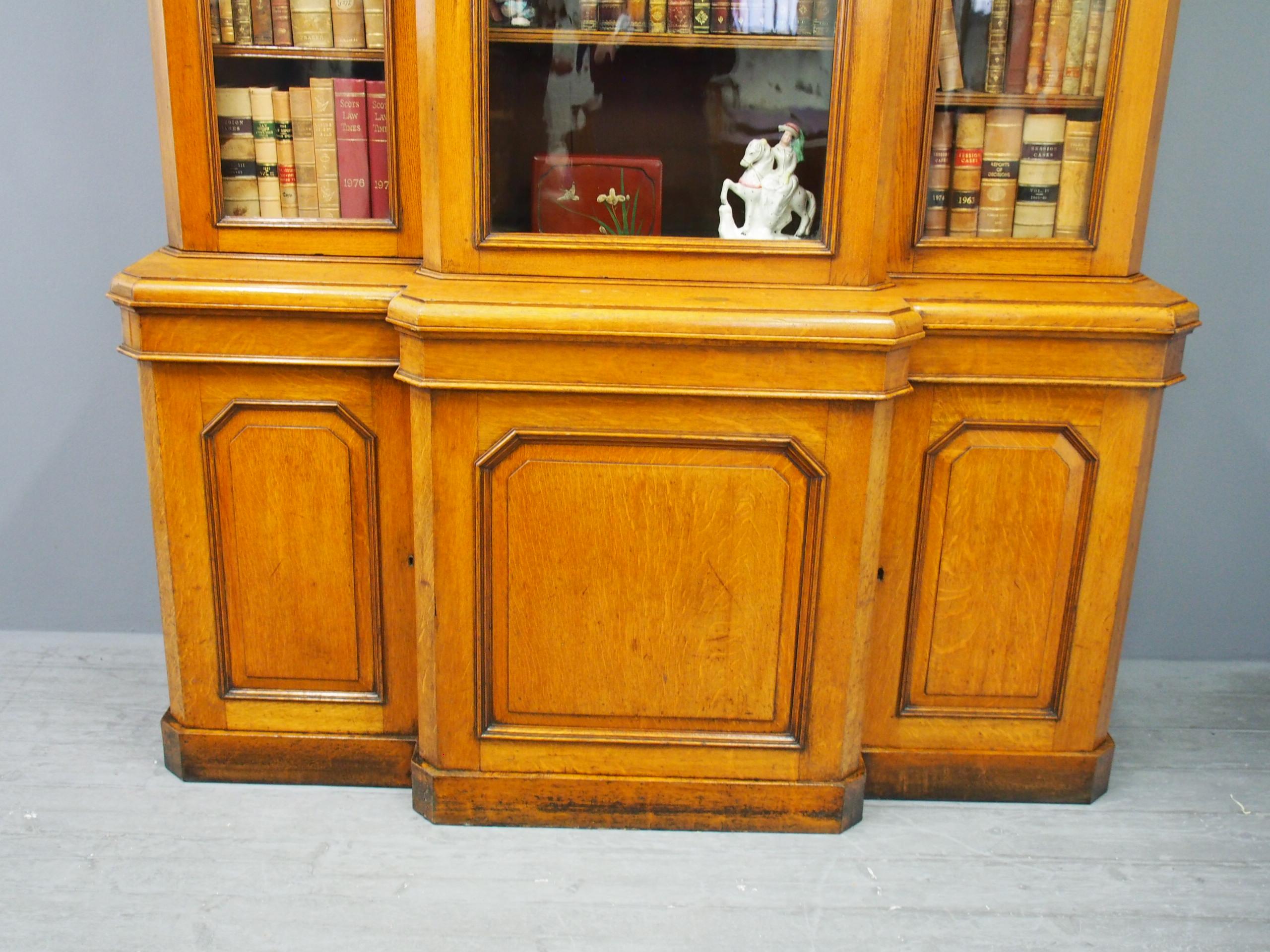 Victorian 3-Door Oak Breakfront Bookcase In Good Condition For Sale In Edinburgh, GB