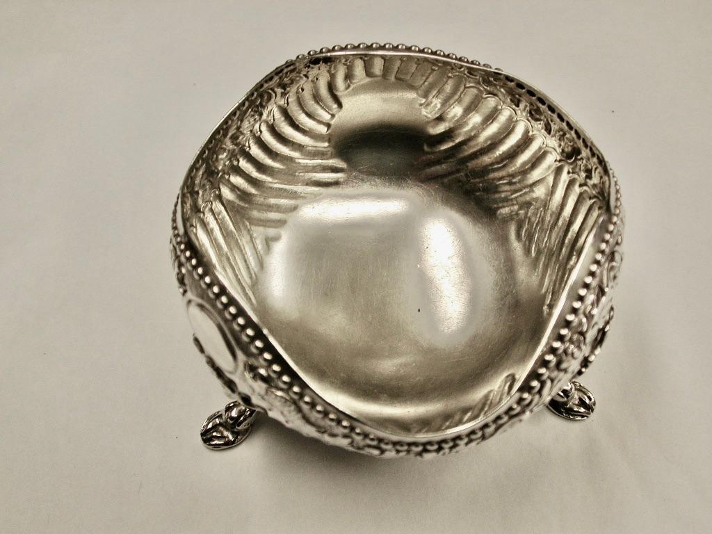 Victorian 3 sided Embossed silver sweet Dish.
Assayed in London in 1886.
Heavy gauge silver with beautiful flower and leafwork with scroll feet.
Made by D & J Welby, makers of Fine hand-made silver.
