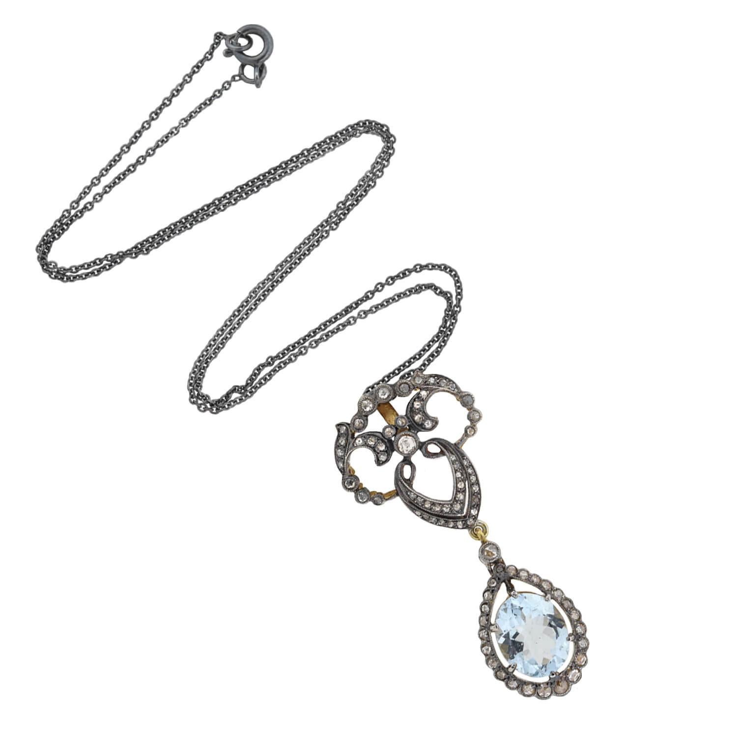 Un merveilleux collier pendentif aqua et diamant de l'époque victorienne (1880s) ! Réalisée en or jaune 18 carats et en argent sterling, cette magnifique pièce se compose d'un pendentif en forme de goutte suspendu à une simple chaîne en argent