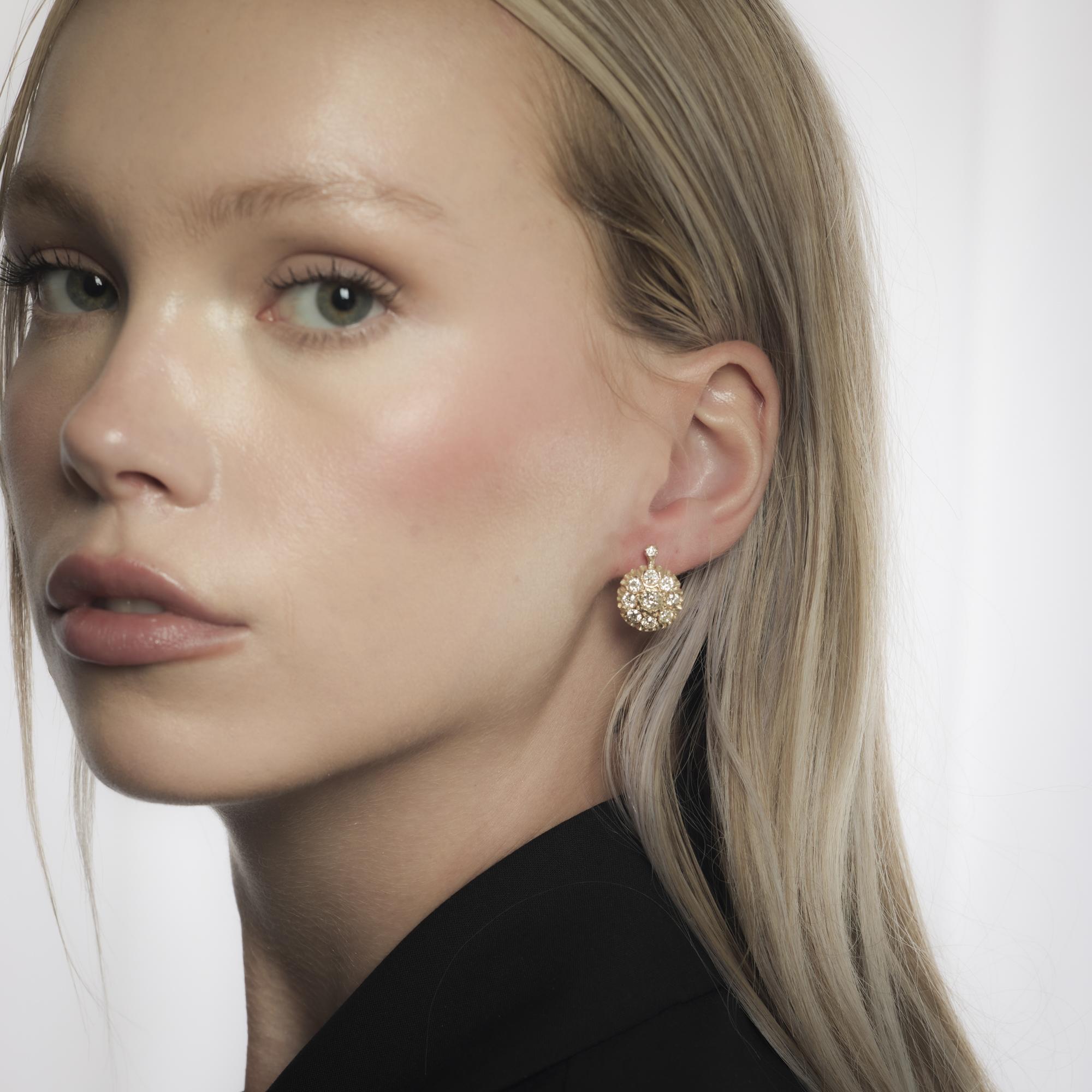 Ces boucles d'oreilles victoriennes en or jaune 14k du début des années 1900 présentent vingt diamants taille ancienne totalisant environ 3,00 carats de couleur J-K et de pureté VS. Les facettes distinctives de la taille des anciennes mines