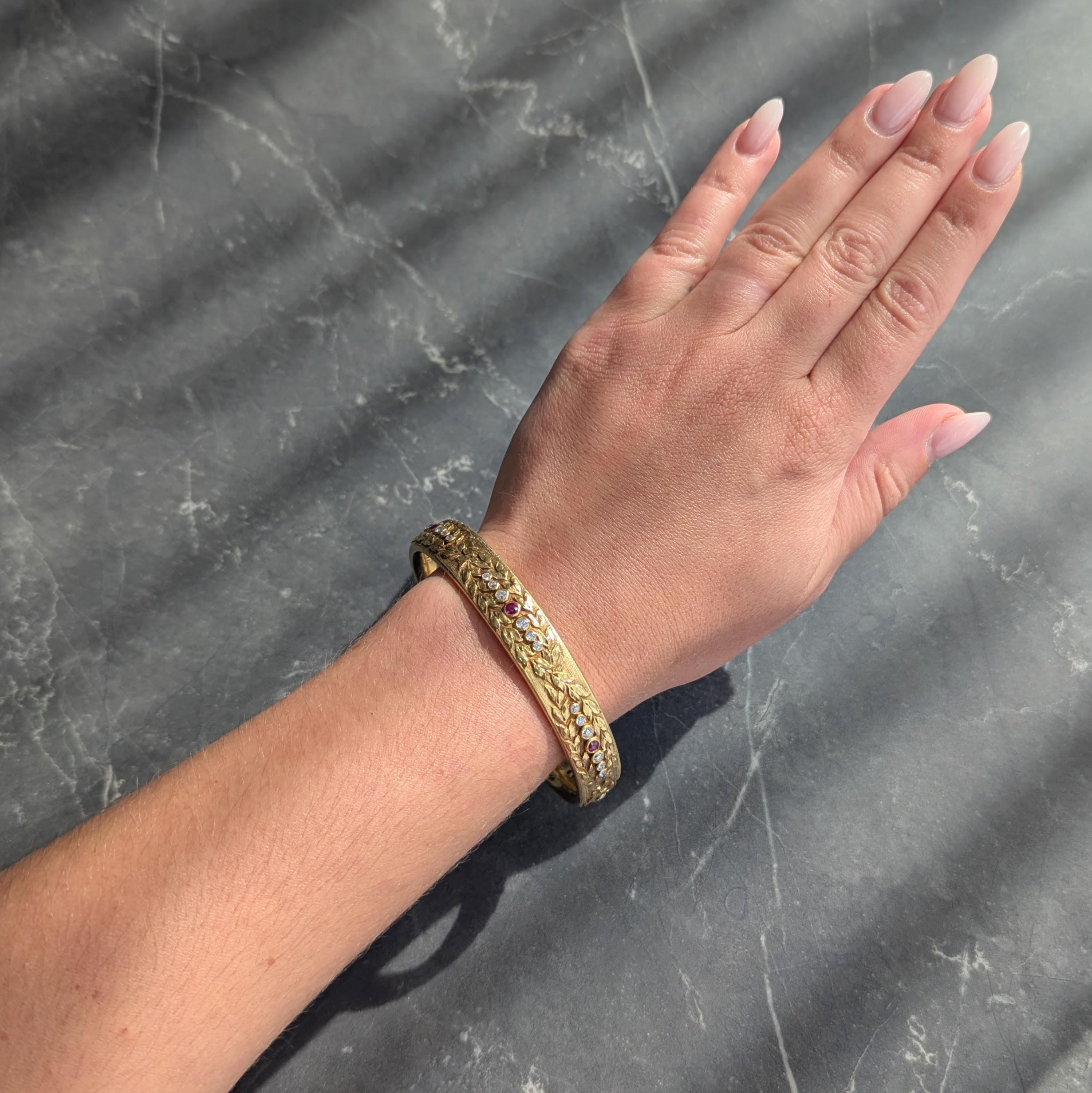 Diseñada como una pulsera brazalete de forma ovalada acentuada por un motivo de laurel retorcido totalmente alrededor de
Con seis estaciones compuestas por rubíes y diamantes de talla redonda engastados en bisel
Los rubíes pesan aproximadamente 1.92