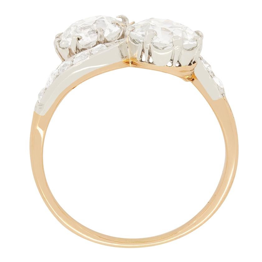 Dieser atemberaubende Crossover-Ring besticht durch ein prächtiges Paar Diamanten im Altschliff von 1,50 Karat. Die Diamanten sind von H bis I in der Farbe und passen in der Reinheit zu VS1. Auf jeder Schulter sind weitere fünf Diamanten von