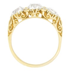 Bague victorienne à trois pierres et 3(00) diamants, c.1880.
