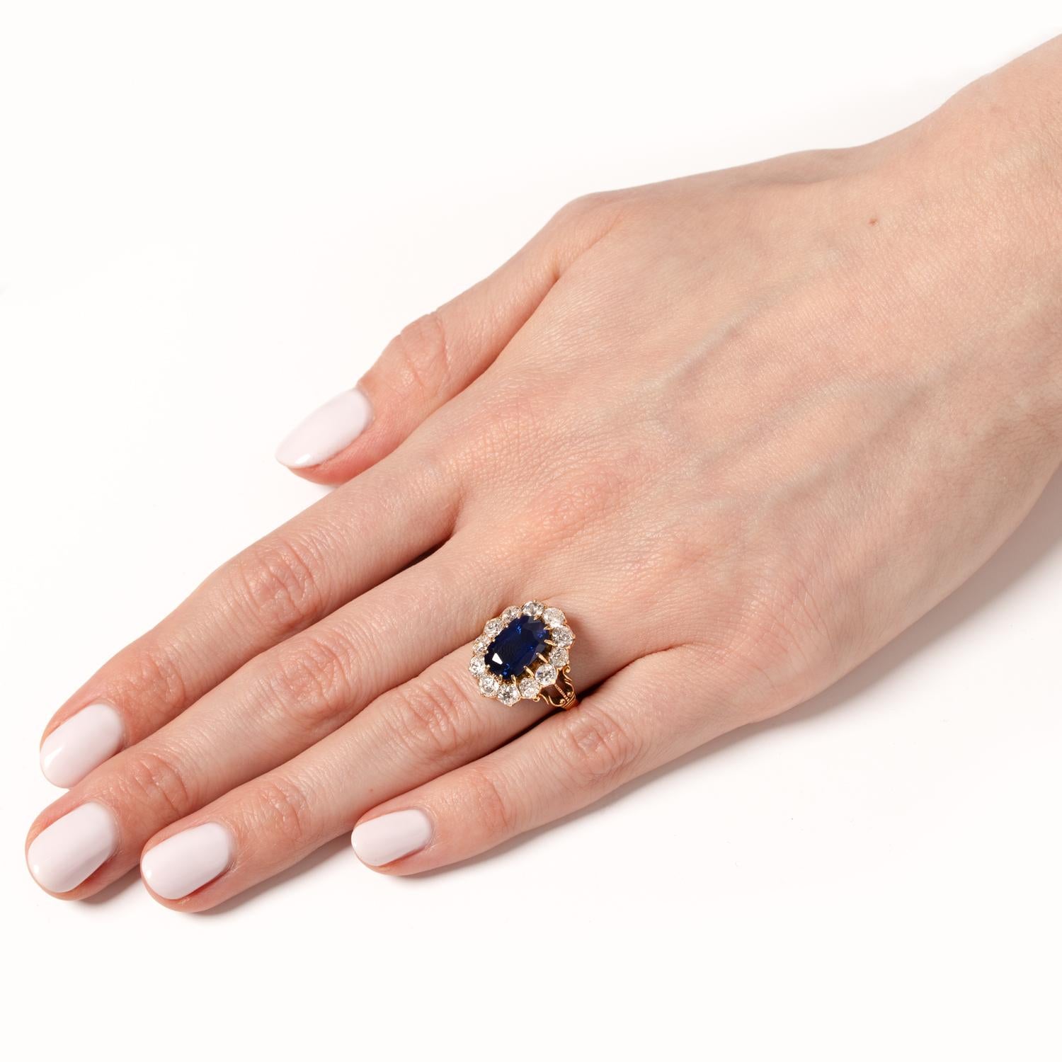 Victorian 3.00ct Sapphire and Diamond Cluster Ring, c.1900s For Sale 1