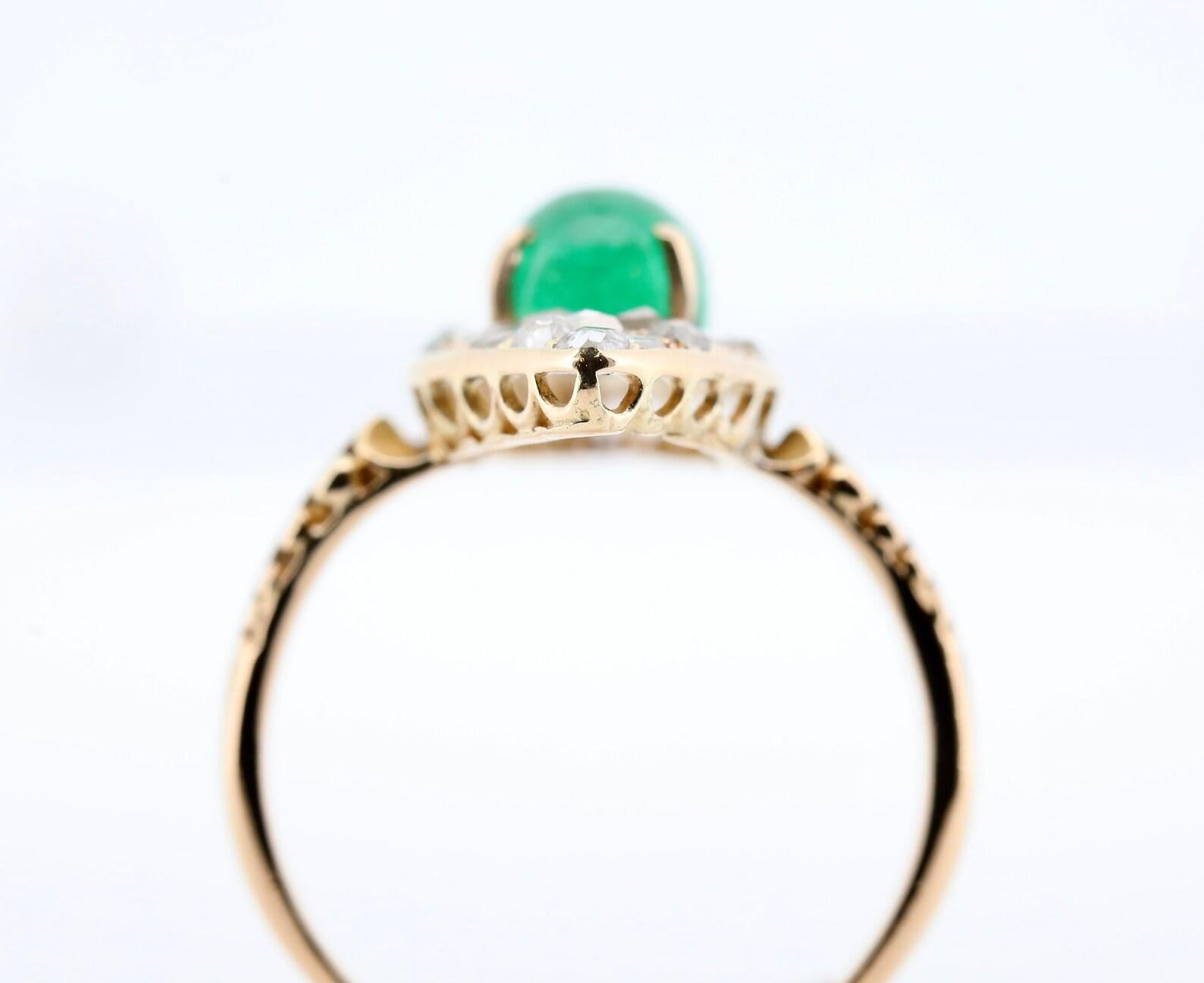 Victorian 3.08ctw Cabochon Emerald & Diamond Ring in 18K Yellow Gold In Good Condition For Sale In Boston, MA