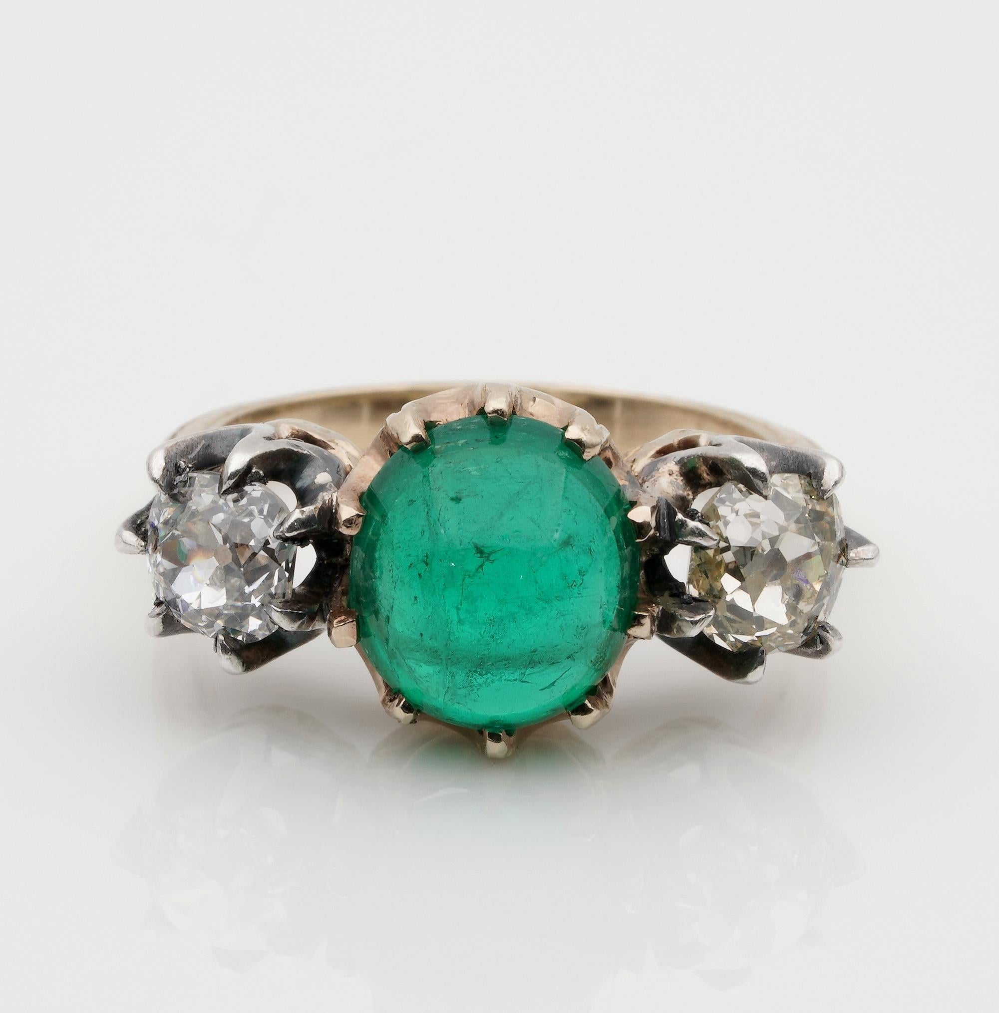 This outstanding Victorian ring had been beautifully designed with a centre Emerald flanked on sides by a glistening couple of old mine cut Diamonds
Crafted of solid 18 KT gold tipped by silver on the Diamonds sides, marked
1900 ca
Stunning