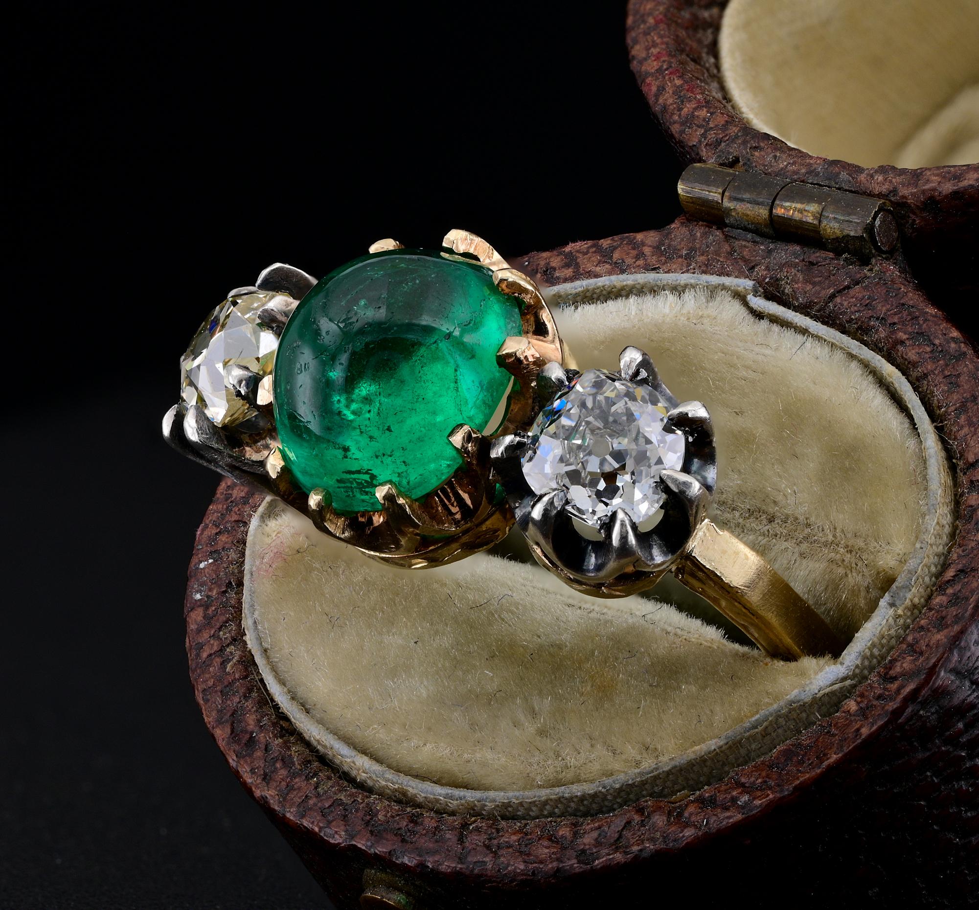 Viktorianischer 3,20 Karat kolumbianischer Smaragd 1,45 Karat Diamant Trinity 18 KT Ring im Angebot 1