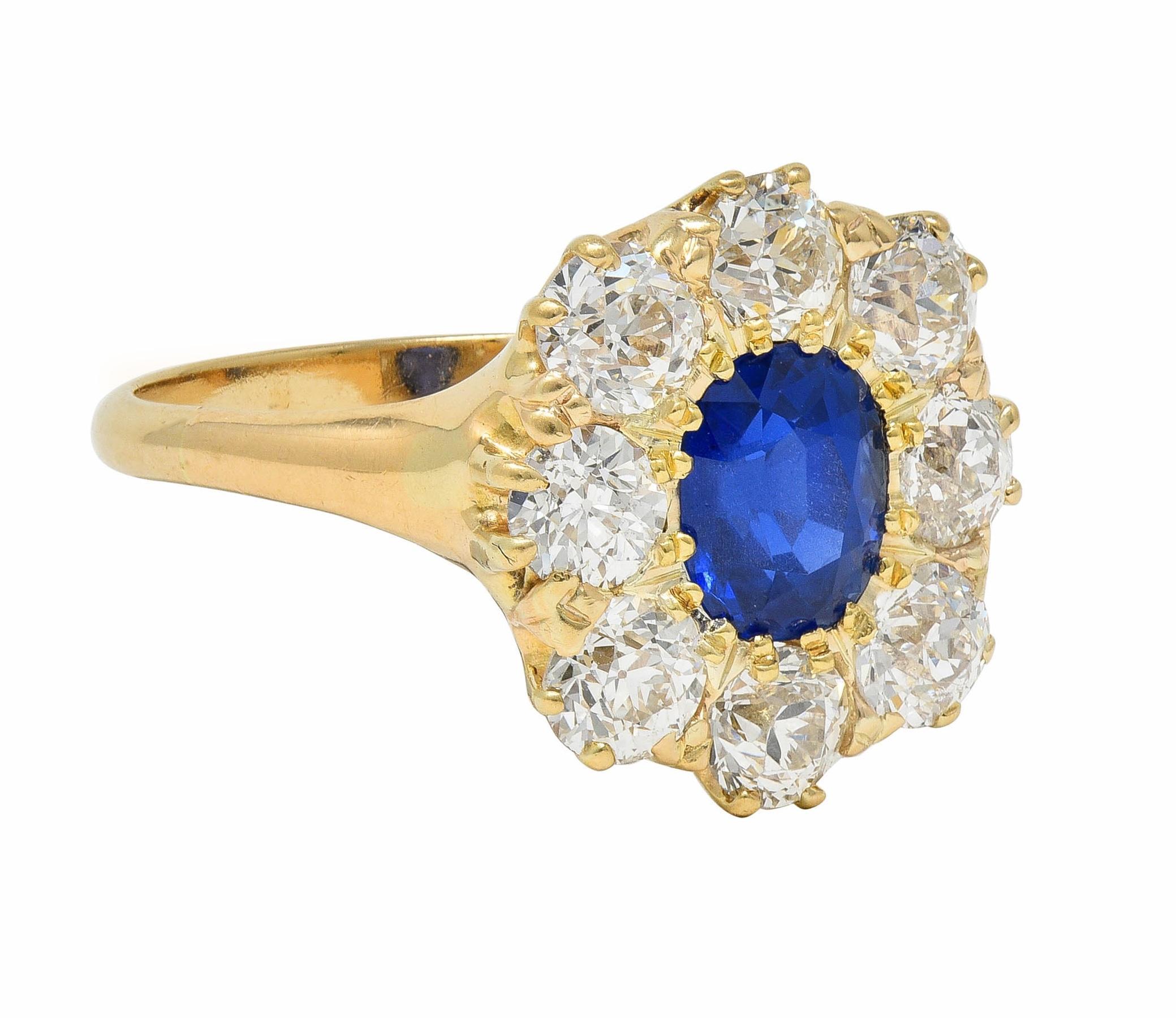 Centré sur un saphir de taille coussin pesant 1,28 carats - de couleur bleu royal transparent
Naturellement d'origine birmane et ne présentant aucune indication de traitement thermique 
Perle sertie d'un halo de diamants de taille ancienne et de
