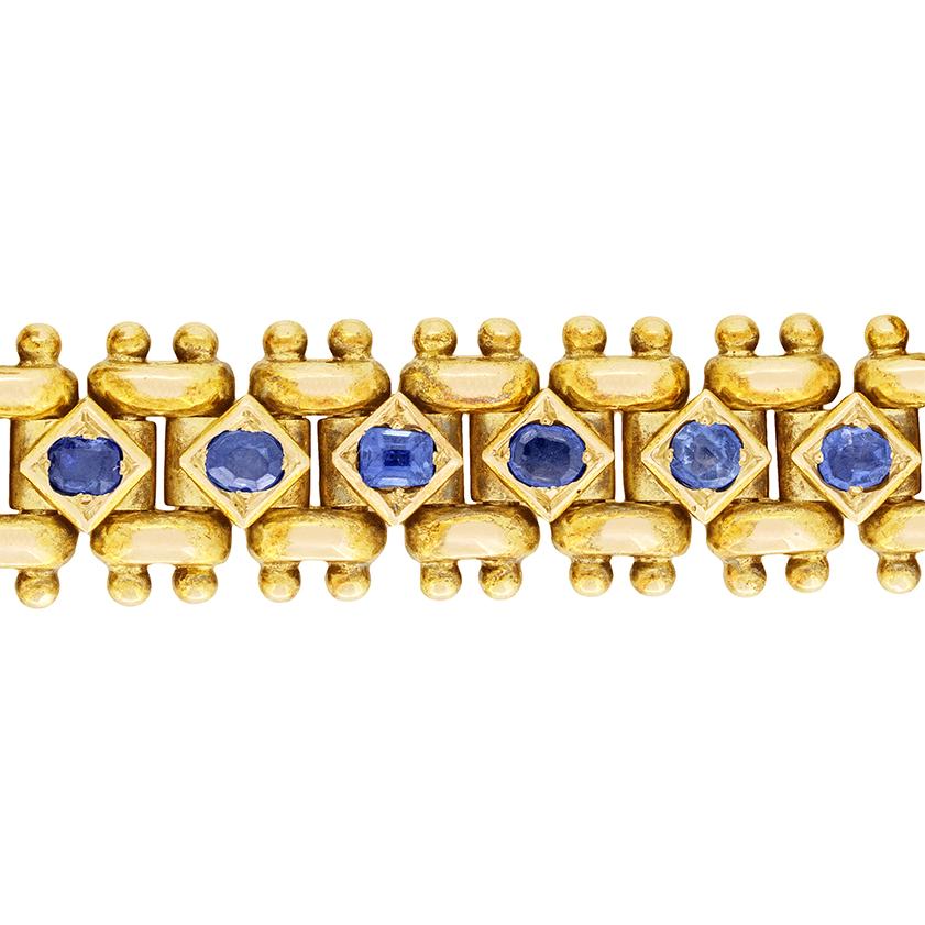 Dieses einzigartig gestaltete Armband stammt aus den 1880er Jahren. Mit insgesamt dreiunddreißig oval geschliffenen Saphiren, die ein Gesamtgewicht von 3,30 Karat haben. Das 20 cm lange Armband aus 18-karätigem Gelbgold ist in einem Design