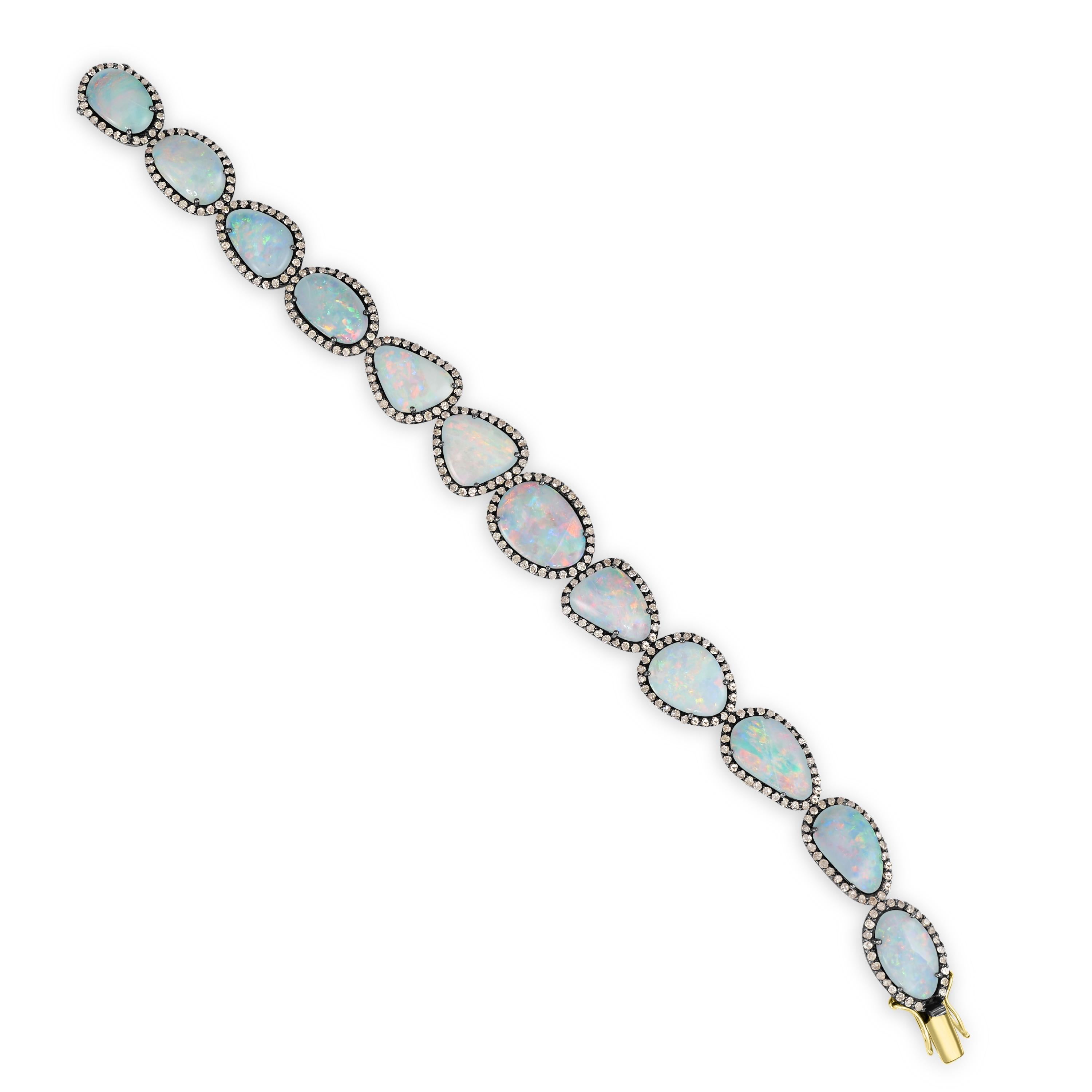Laissez-vous séduire par l'allure enchanteresse de notre bracelet à maillons victorien en doublet d'opales bleues et de diamants, un chef-d'œuvre de sophistication et d'élégance.

Ce bracelet exquis présente un ensemble étonnant de pierres ovales