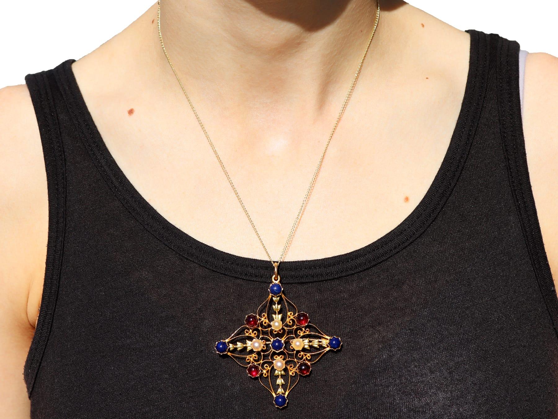 Ciondolo vittoriano in oro giallo 18k con granato da 3,40 carati e perla di sodalite da 4,00 carati in vendita 11