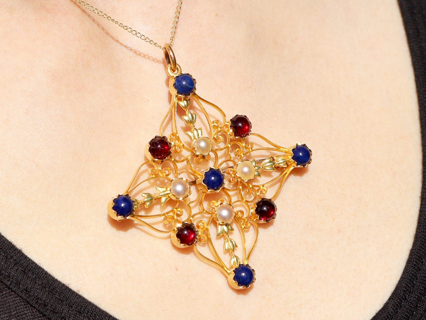 Ciondolo vittoriano in oro giallo 18k con granato da 3,40 carati e perla di sodalite da 4,00 carati in vendita 12