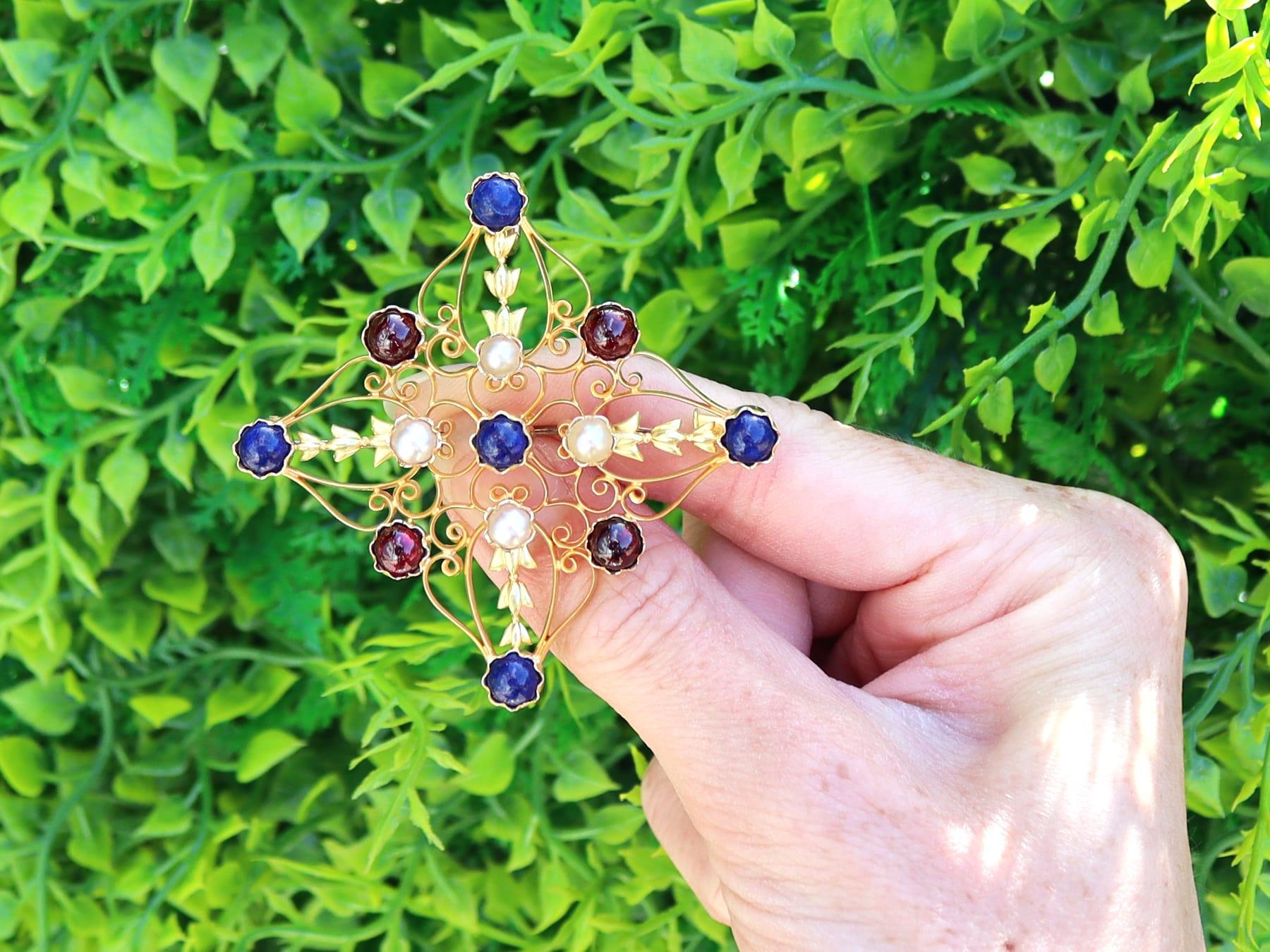 Uno splendido, raffinato e impressionante ciondolo/spilla vittoriano in sodalite da 4,00 carati, granato e perla da 3,40 carati, oro giallo da 18 carati; fa parte delle nostre diverse collezioni di gioielli antichi vittoriani.

Questo splendido,