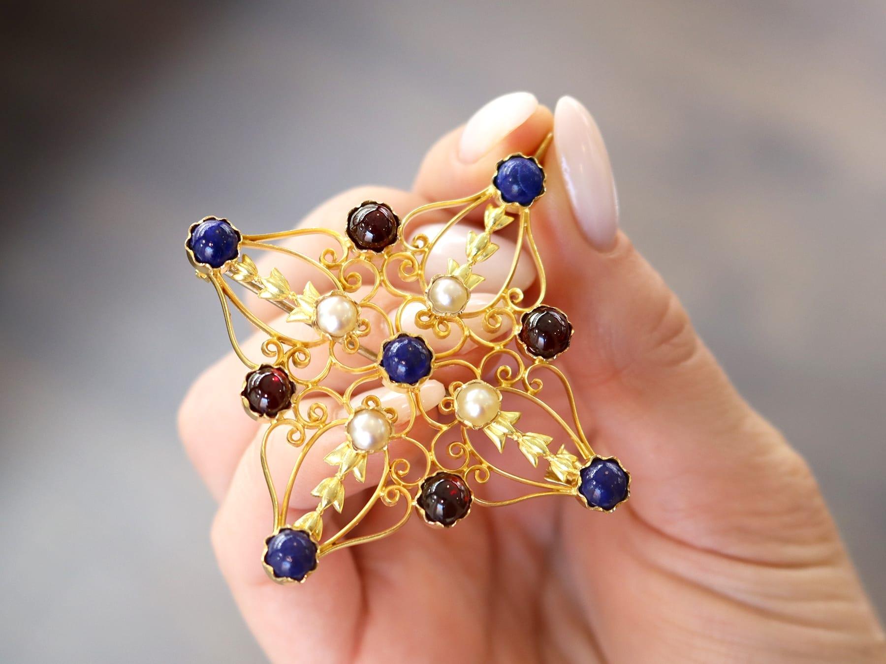 Vittoriano Ciondolo vittoriano in oro giallo 18k con granato da 3,40 carati e perla di sodalite da 4,00 carati in vendita