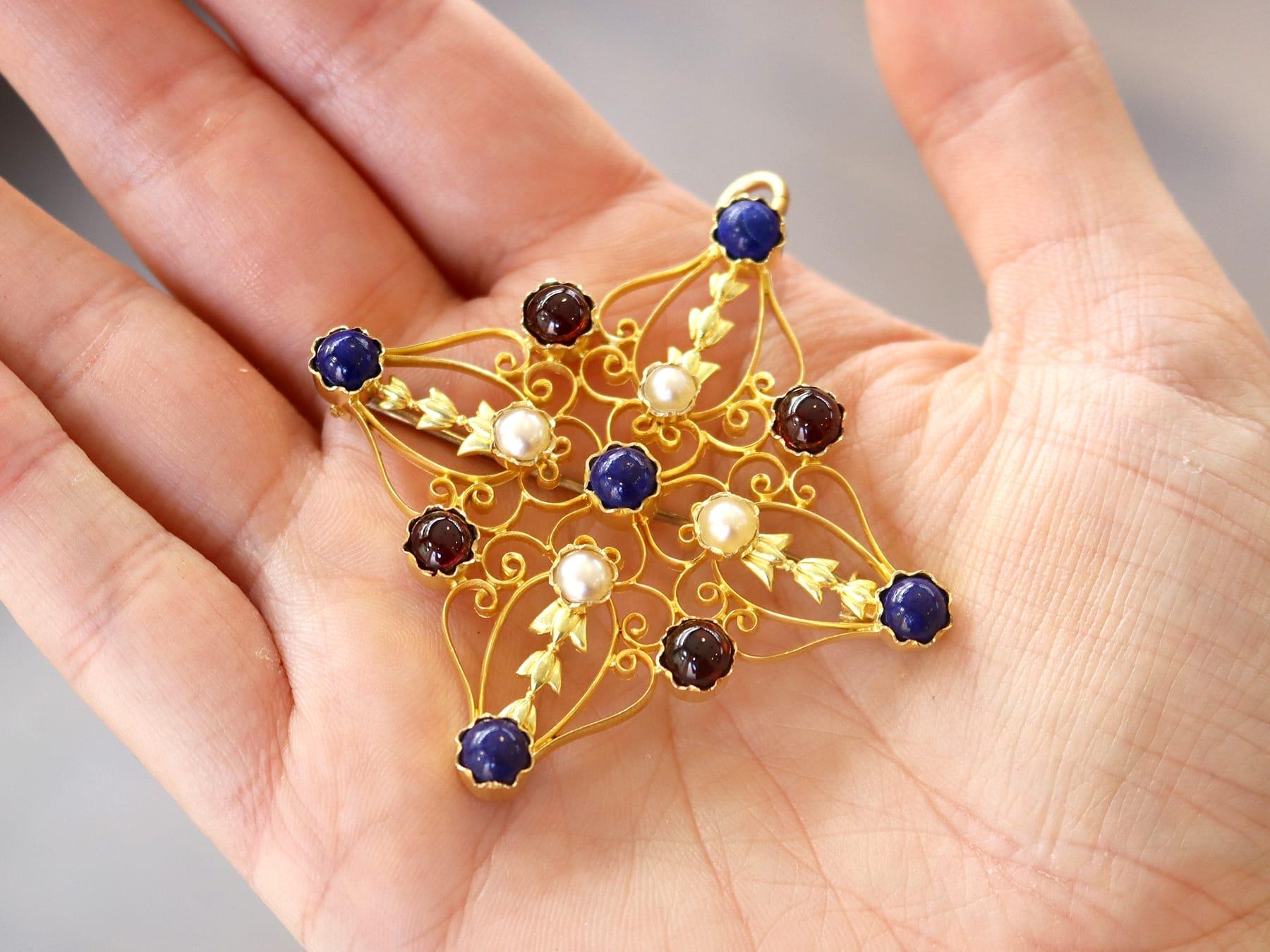 Cabochon Ciondolo vittoriano in oro giallo 18k con granato da 3,40 carati e perla di sodalite da 4,00 carati in vendita