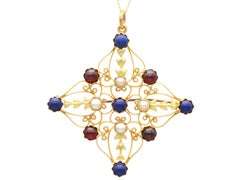 Pendentif Victorien 3.40 Carat Garnet 4.00 Carat Sodalite Pearl 18k Yellow Gold