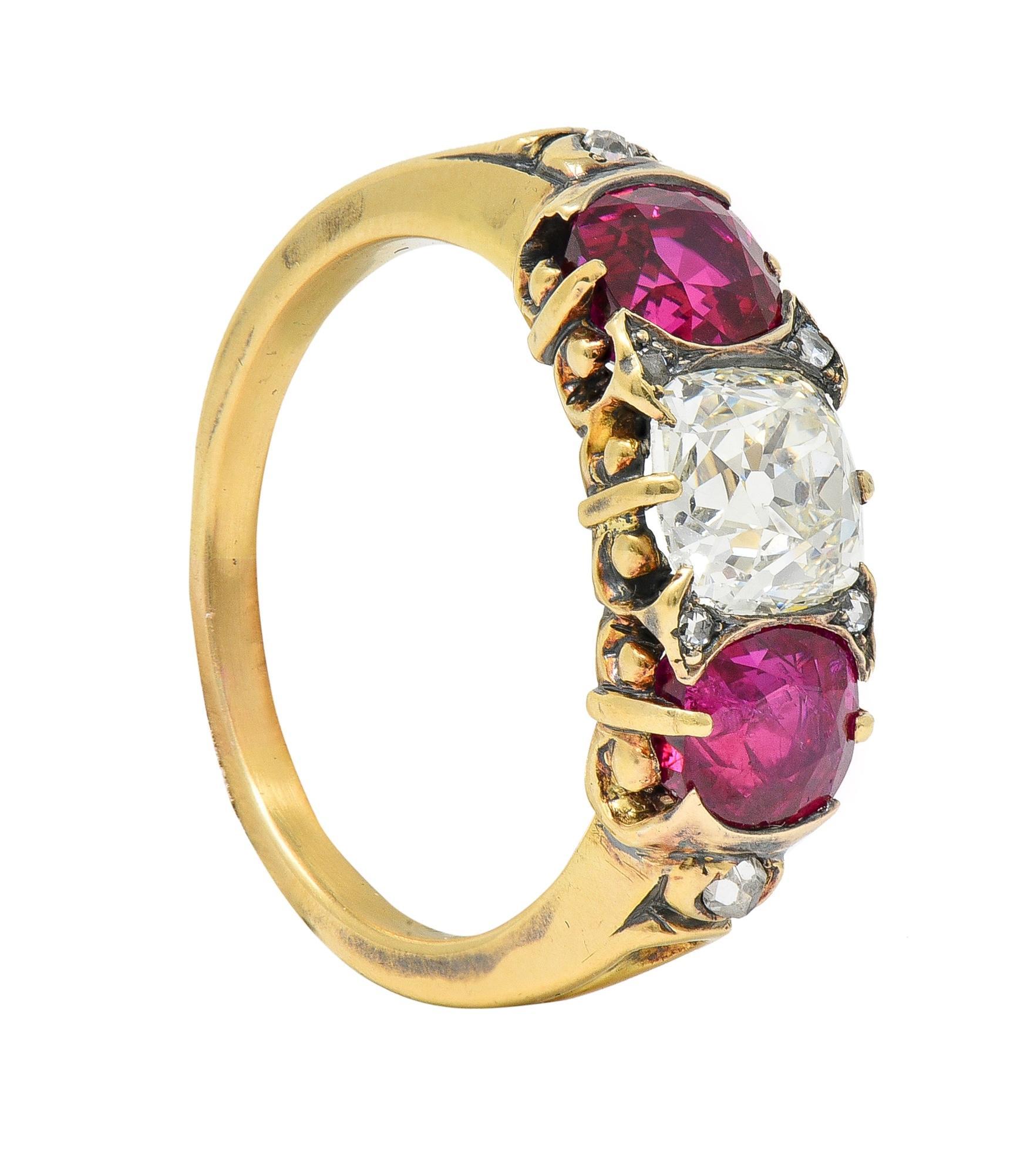 Bague victorienne à trois pierres en or 18 carats avec diamants 3,40 carats, rubis de Birmanie non chauffé, certifié GIA en vente 4
