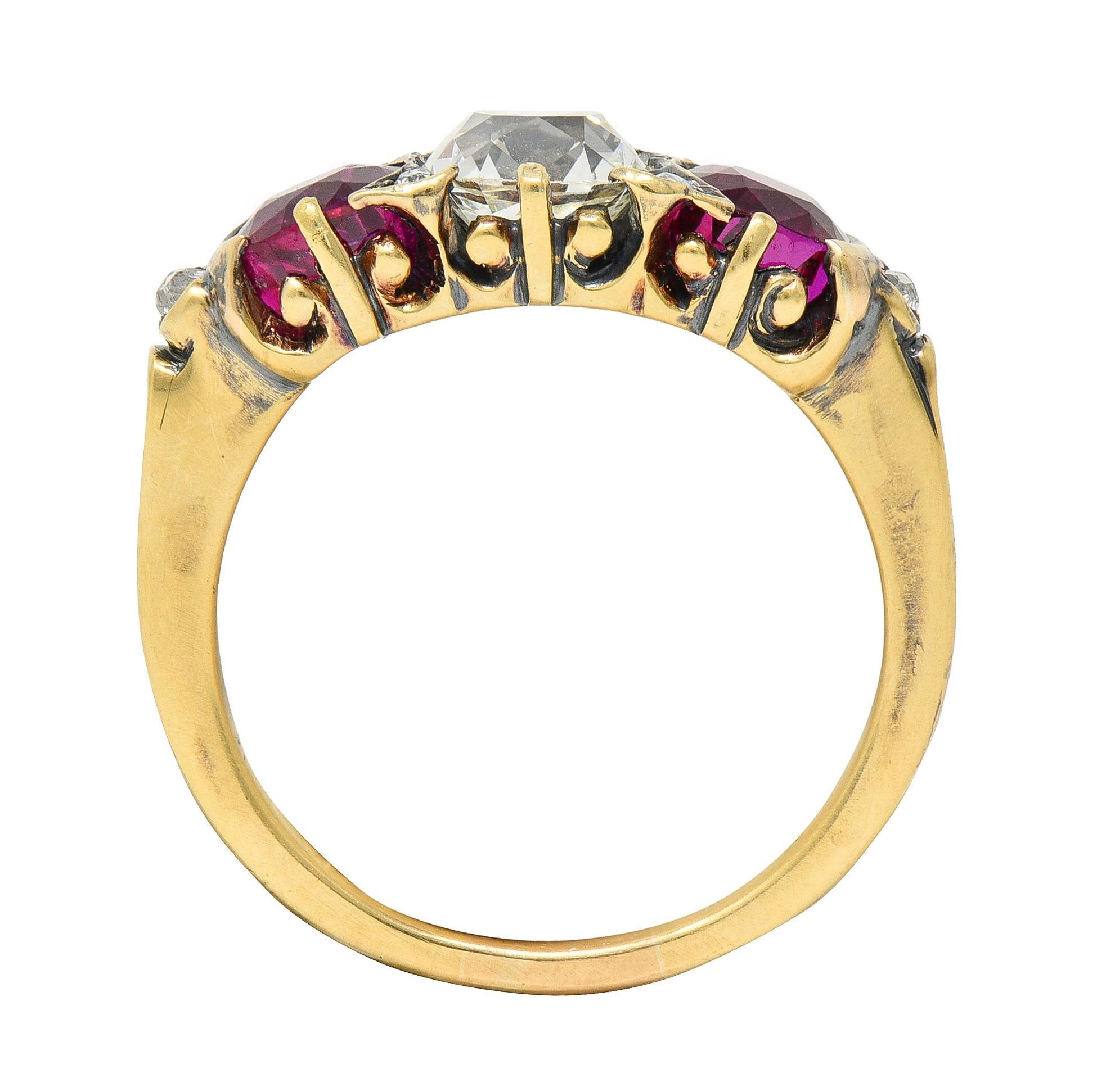 Bague victorienne à trois pierres en or 18 carats avec diamants 3,40 carats, rubis de Birmanie non chauffé, certifié GIA en vente 2