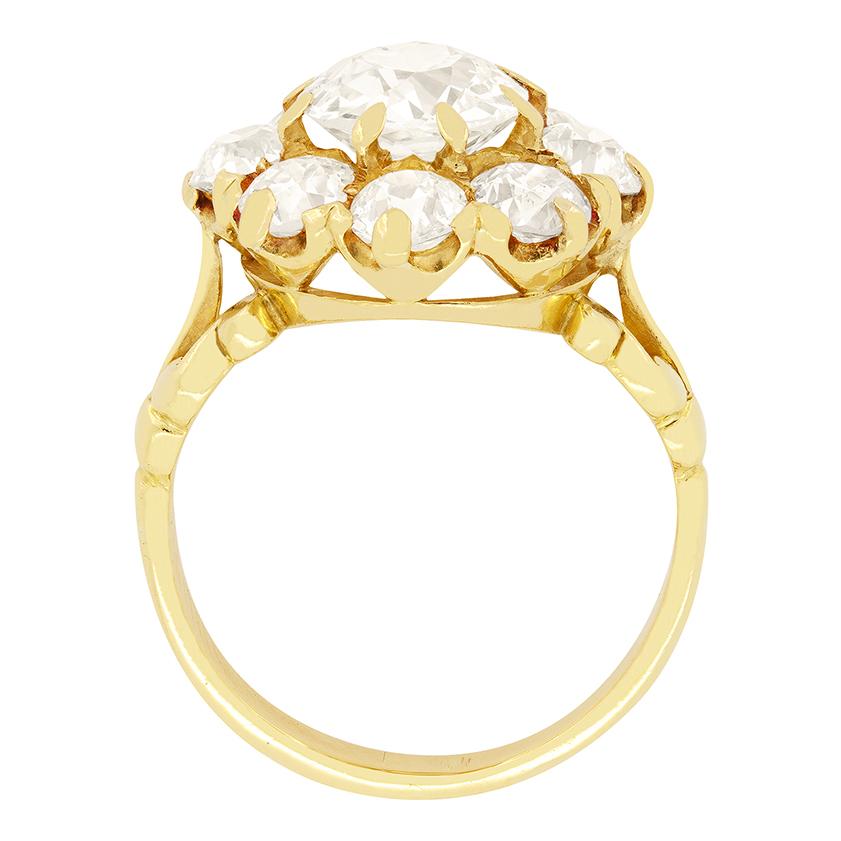 Cette exquise bague à grappes date de l'époque victorienne. En son cœur se trouve un diamant taille ancienne de 1,50 carat, magnifiquement entouré d'un halo de diamants taille ancienne supplémentaires d'une valeur totale de 2,00 carats. Chaque
