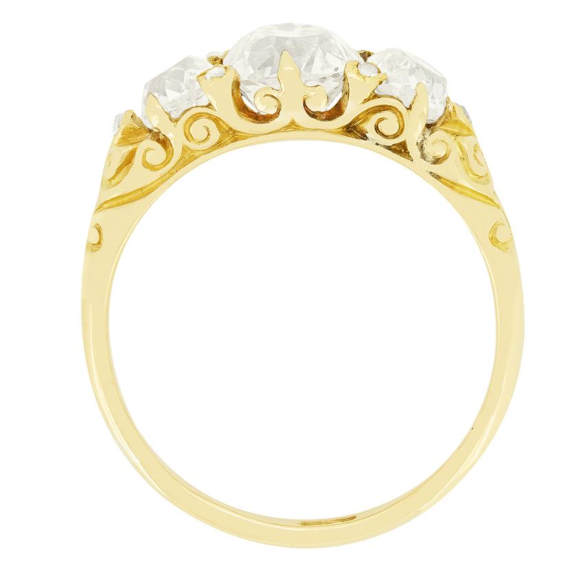Cette magnifique bague trilogie à tige sculptée date de l'époque victorienne. Le diamant central est le plus gros avec 1,25 carat, une couleur de G à H et une pureté de I1. Les deux pierres flanquées de part et d'autre pèsent chacune 0,40 carat et
