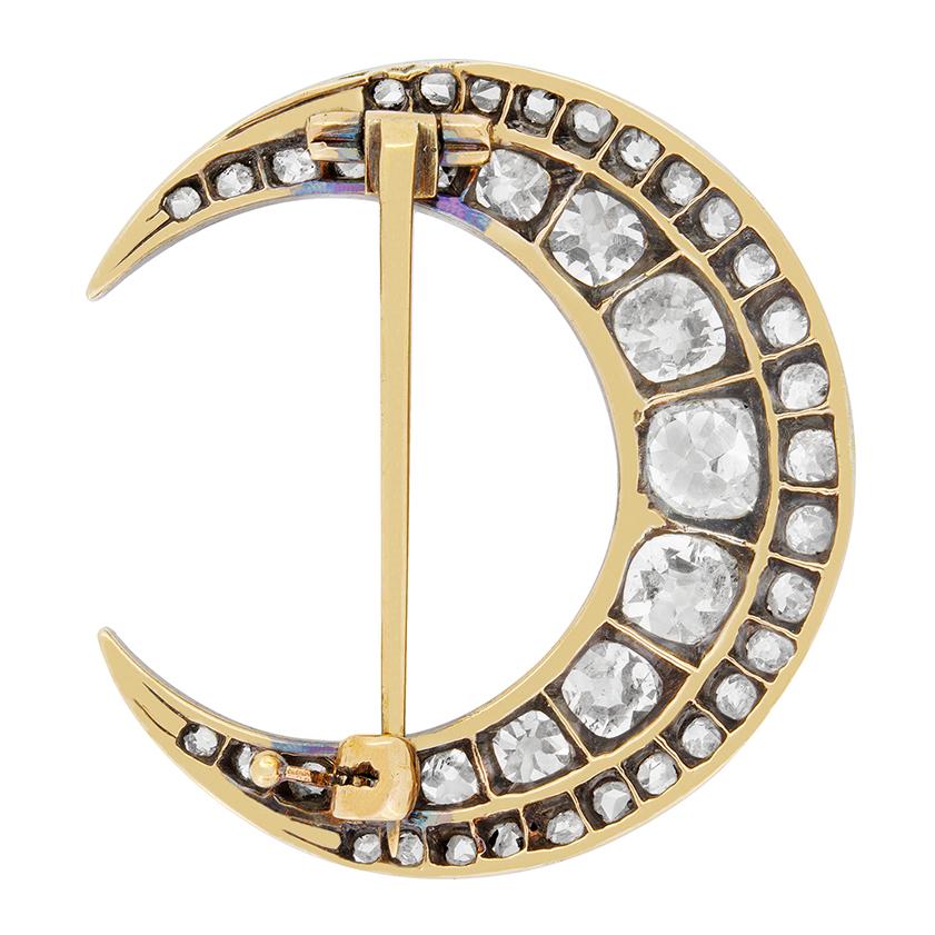 This enchanting Victorian brooch features a crescent moon, set with glittering old cut diamonds. The diamonds total to 3.60 carat, and form two rows along the gently curving moon. The diamonds are set in silver, while the back is made of 15 carat