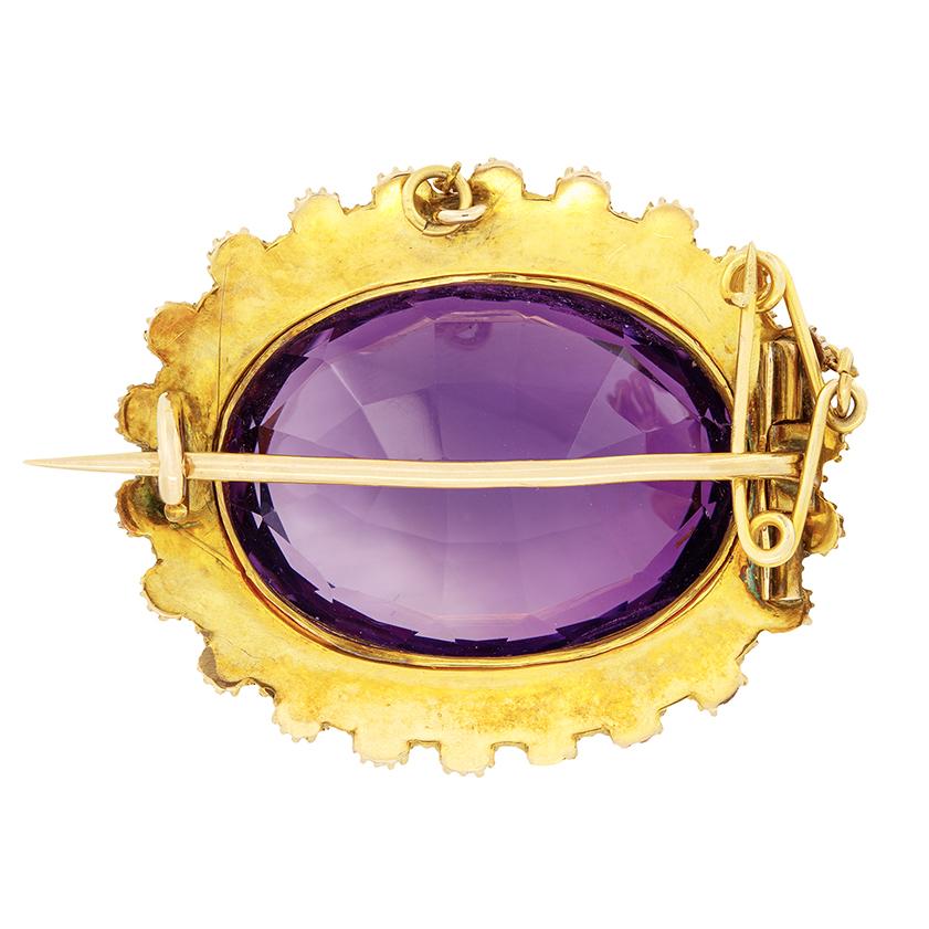 Cette broche victorienne est ornée d'une superbe améthyste de 36,00 carats. Sertie en or jaune 18 carats, l'améthyste est une belle pierre violette, entourée d'un double rang de perles. Une véritable pièce d'époque pour les amoureux de l'ère