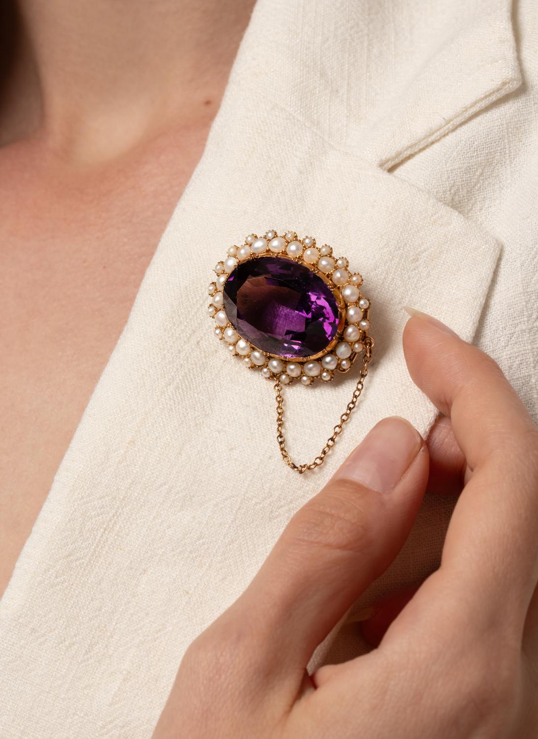Taille ovale Broche victorienne en améthyste de 36,00 carats, c.1880 en vente