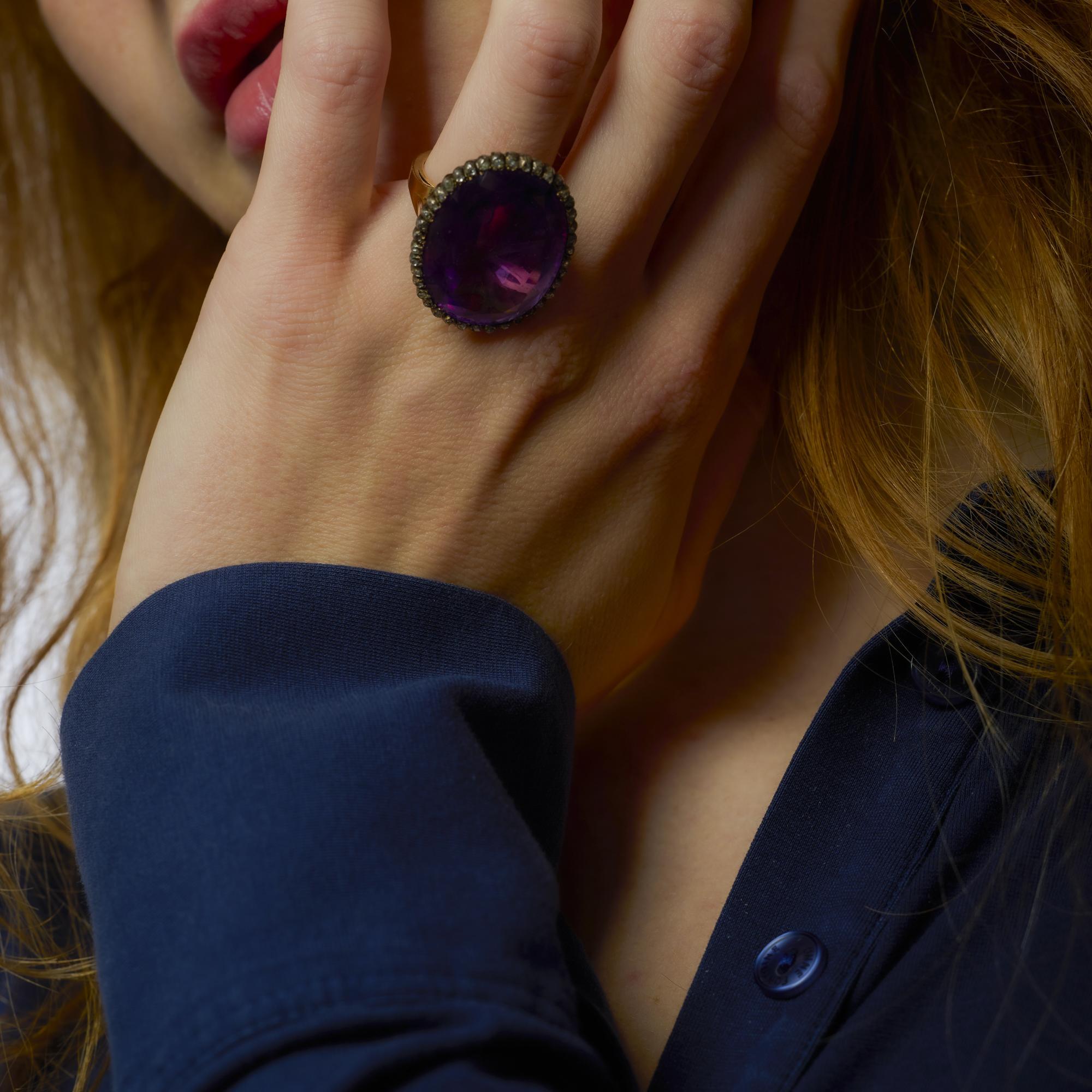 Taglio ovale Anello cocktail vittoriano con ametista e diamante in oro giallo 18 carati e argento in vendita