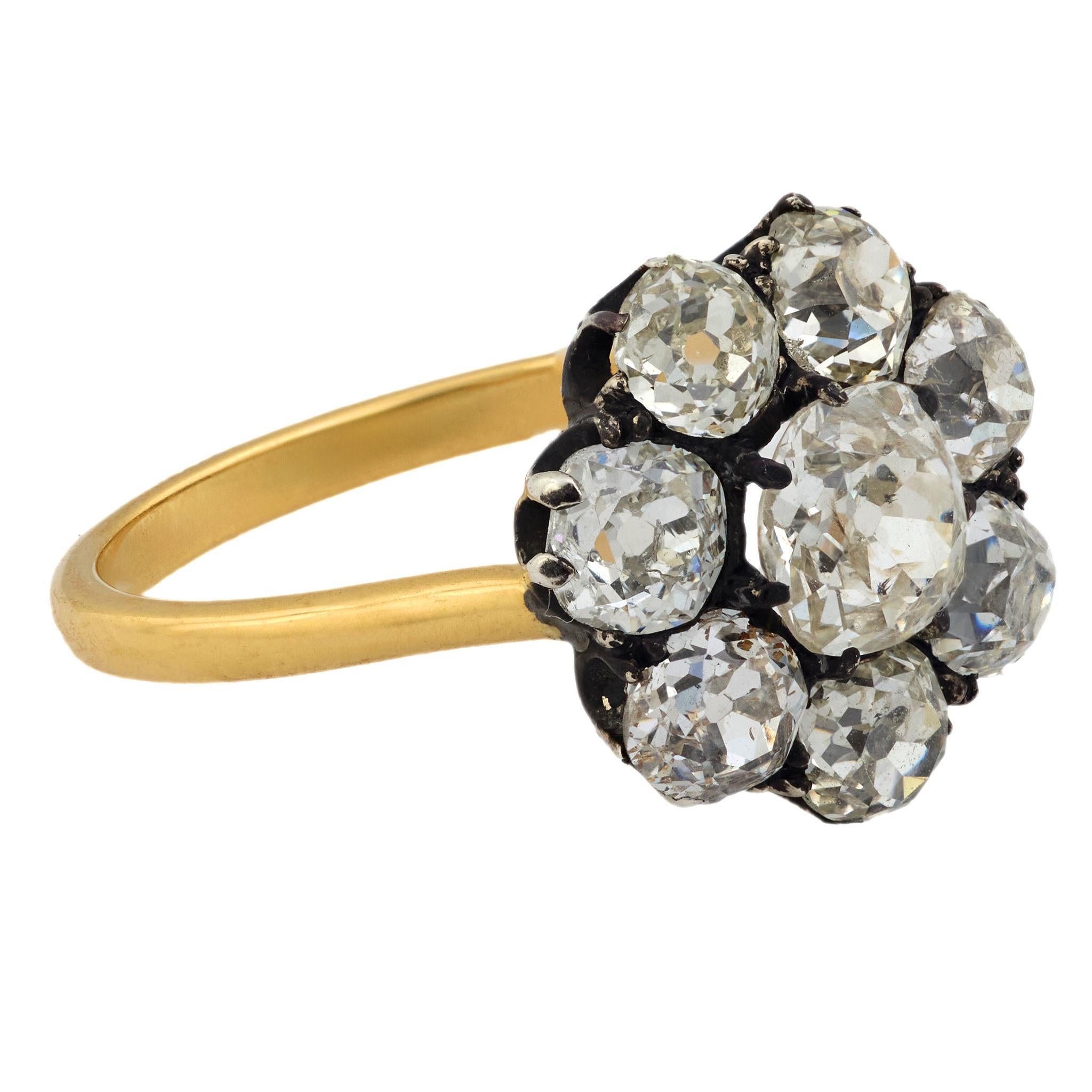 Taille vieille mine Bague victorienne à grappes en or jaune et argent 18 carats et diamants de 3,70 carats en vente