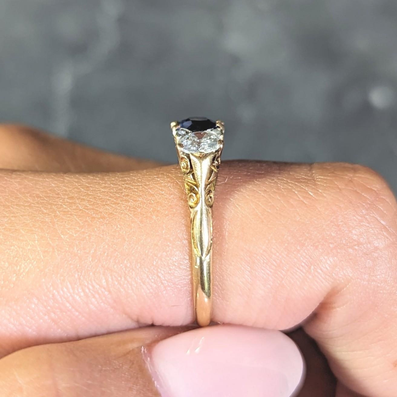 Antiker viktorianischer dreisteiniger Ring mit 3,70 Karat Saphir und Diamant aus 18 Karat Gold im Angebot 7