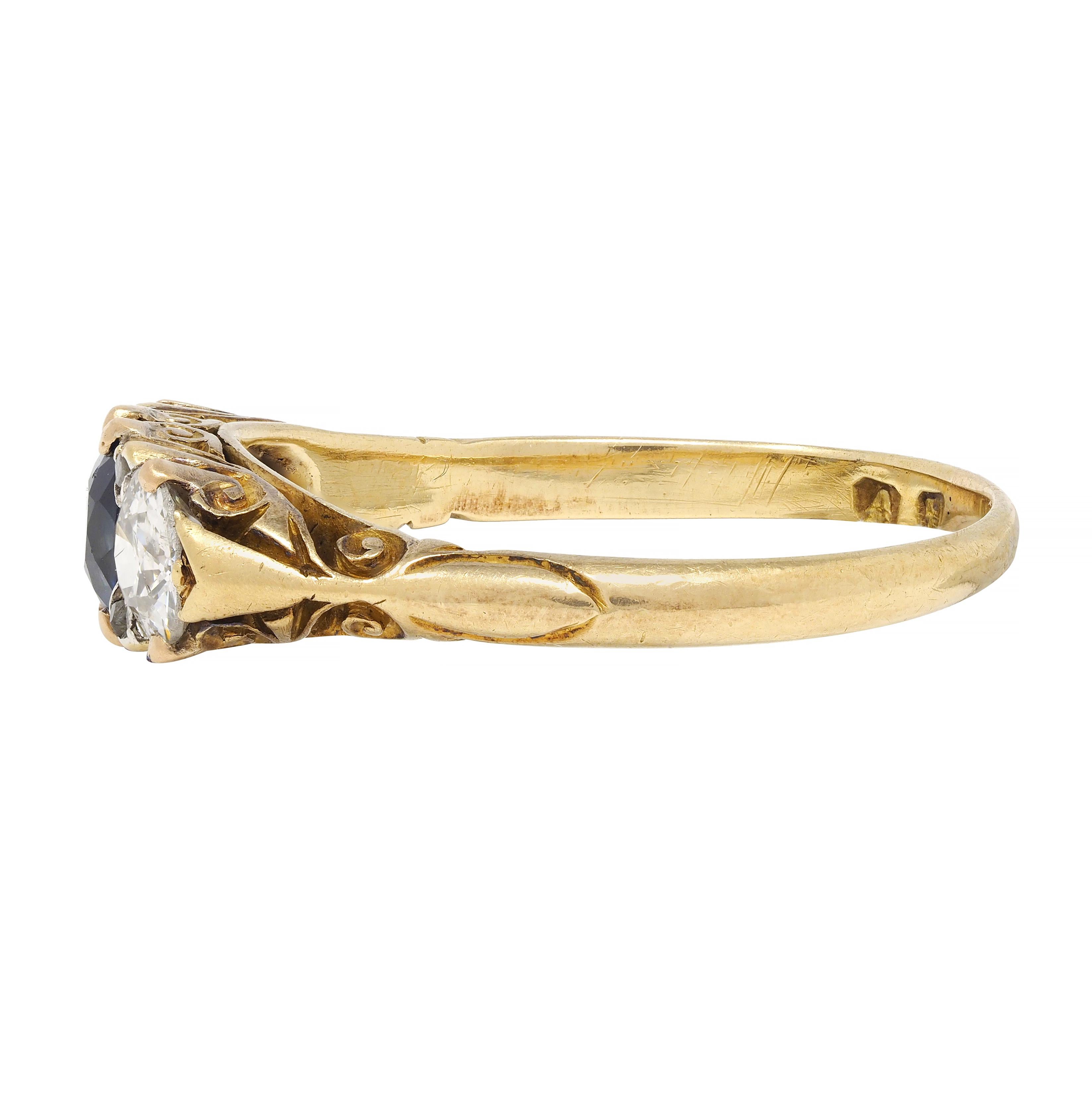 Antiker viktorianischer dreisteiniger Ring mit 3,70 Karat Saphir und Diamant aus 18 Karat Gold (Kissenschliff) im Angebot