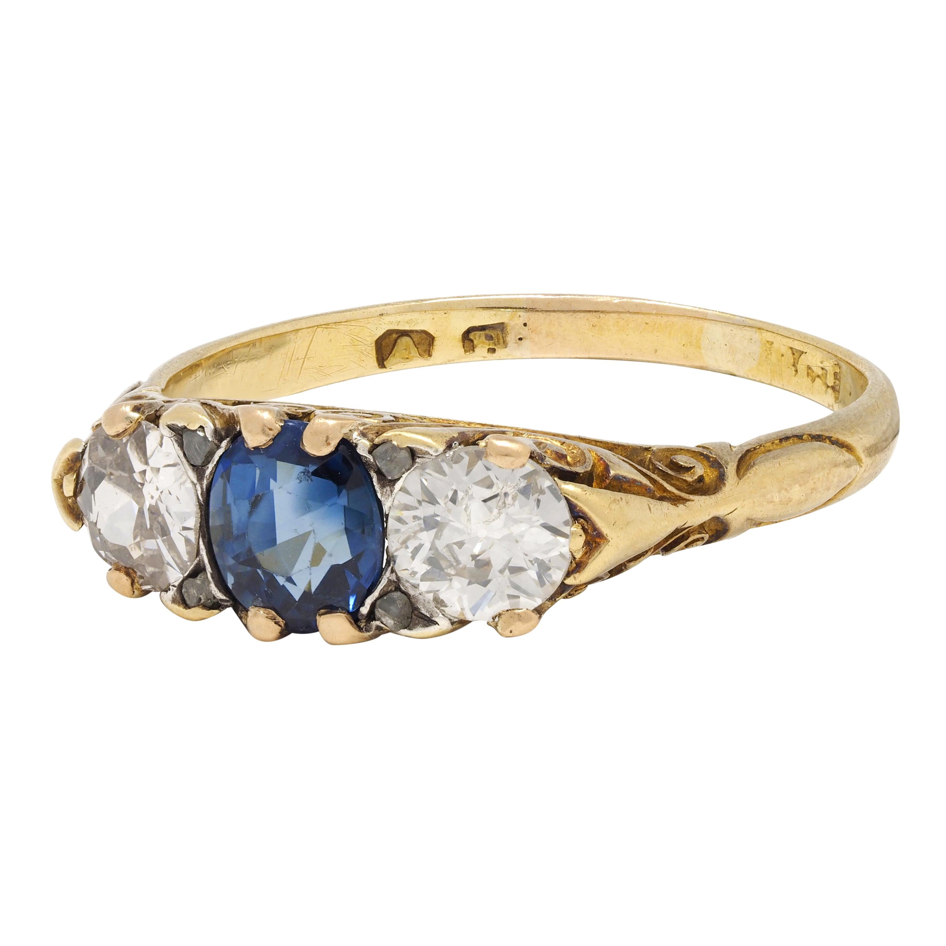 Victorian 3.70 CTW Sapphire Diamond 18 Karat Gold Antique Three Stone Ring For Sale 2