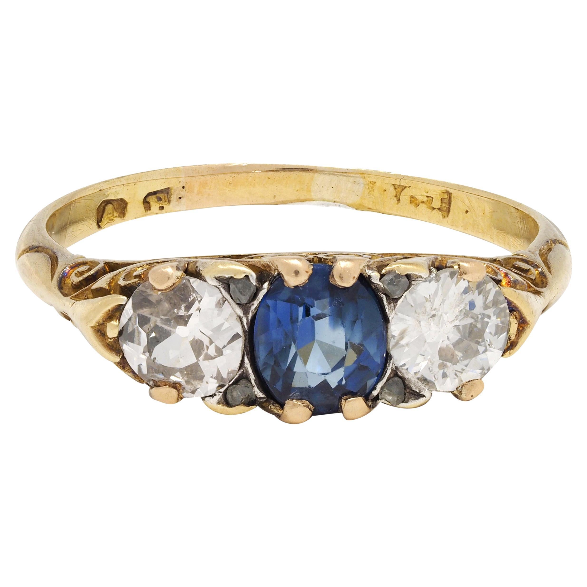 Antiker viktorianischer dreisteiniger Ring mit 3,70 Karat Saphir und Diamant aus 18 Karat Gold im Angebot