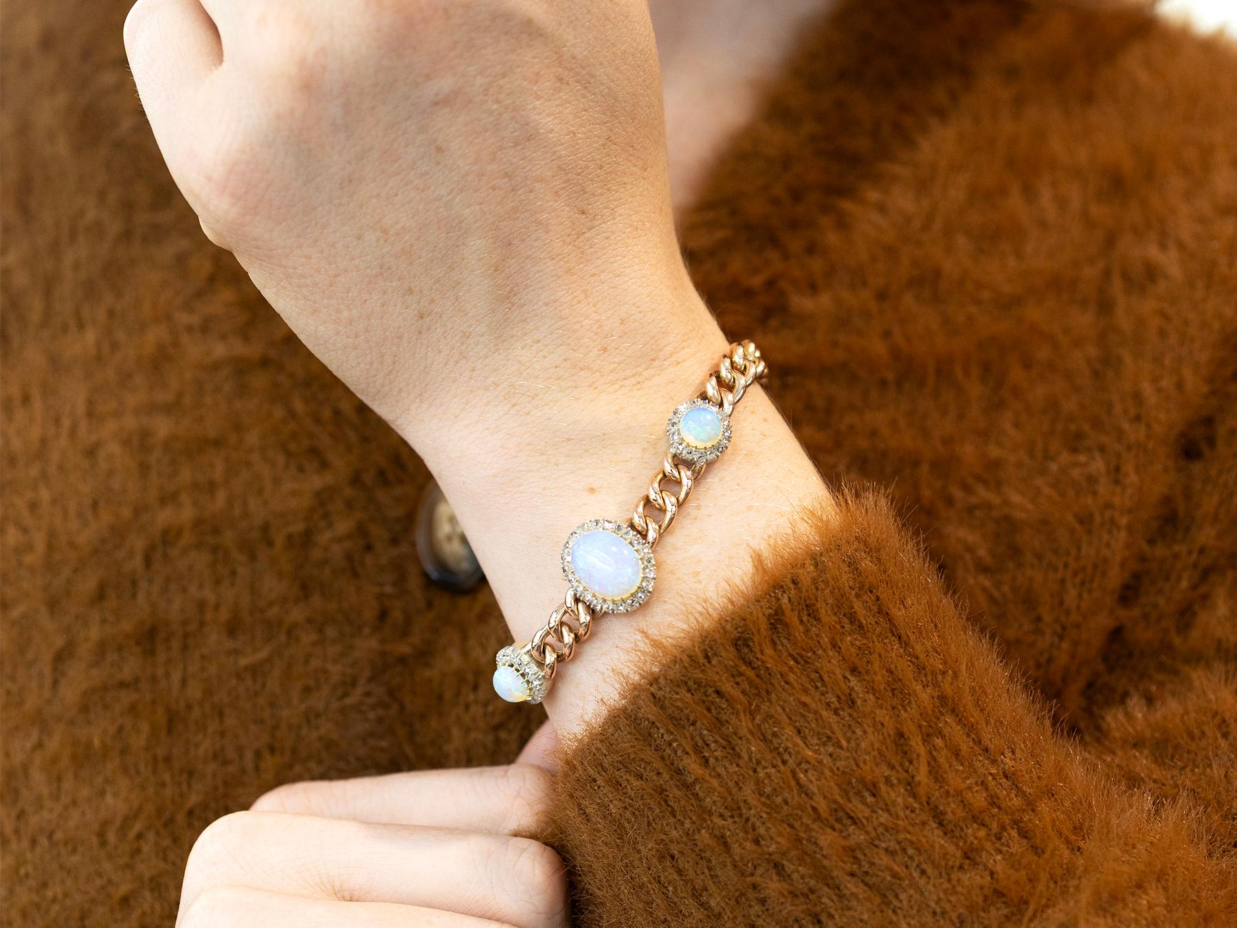 Taille ovale Bracelet victorien en or jaune, opale blanche de 3,83 carats et diamants de 1,12 carat en vente