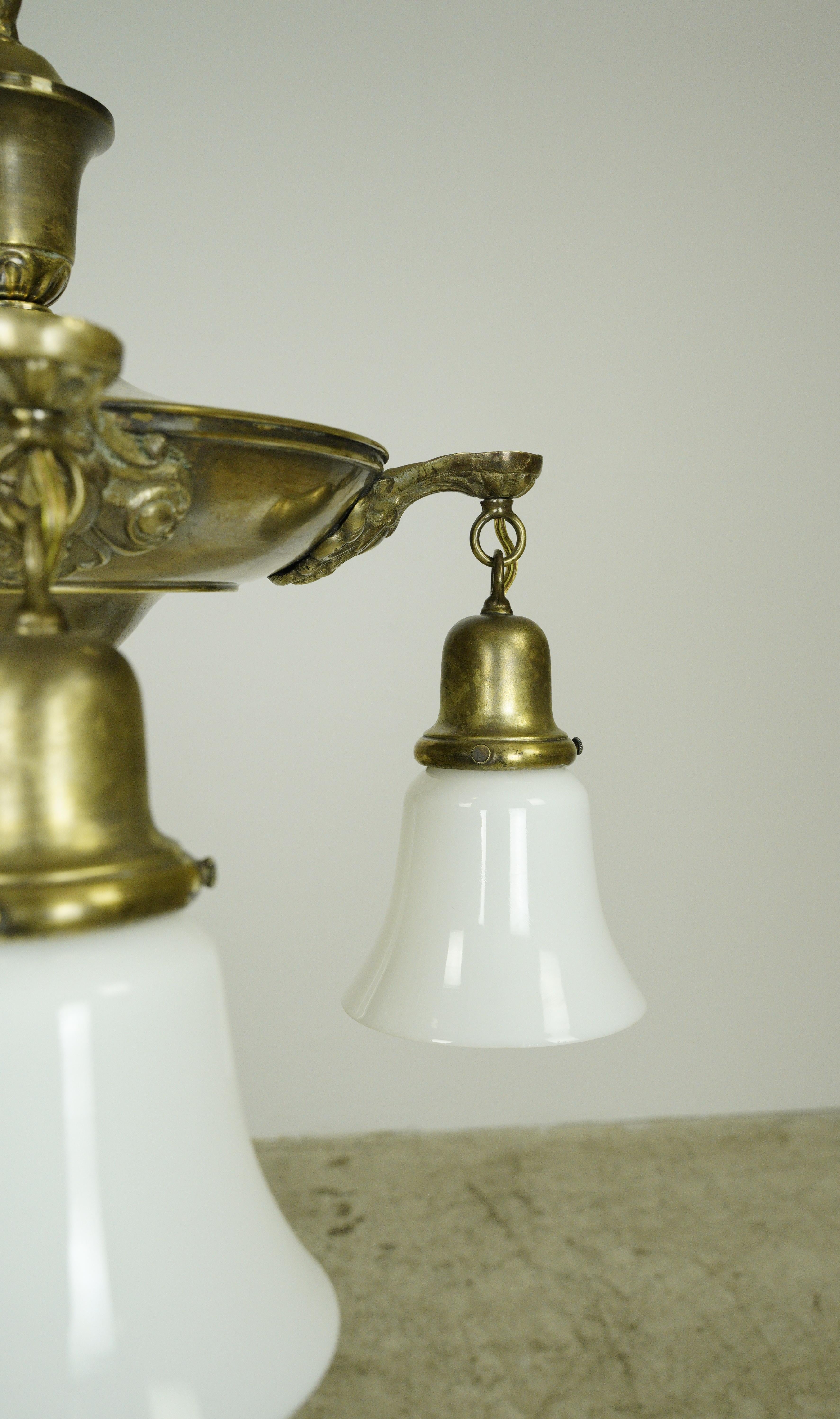 Vittoriano Lampadario vittoriano a 4 bracci con paralume in vetro bianco e ottone in vendita