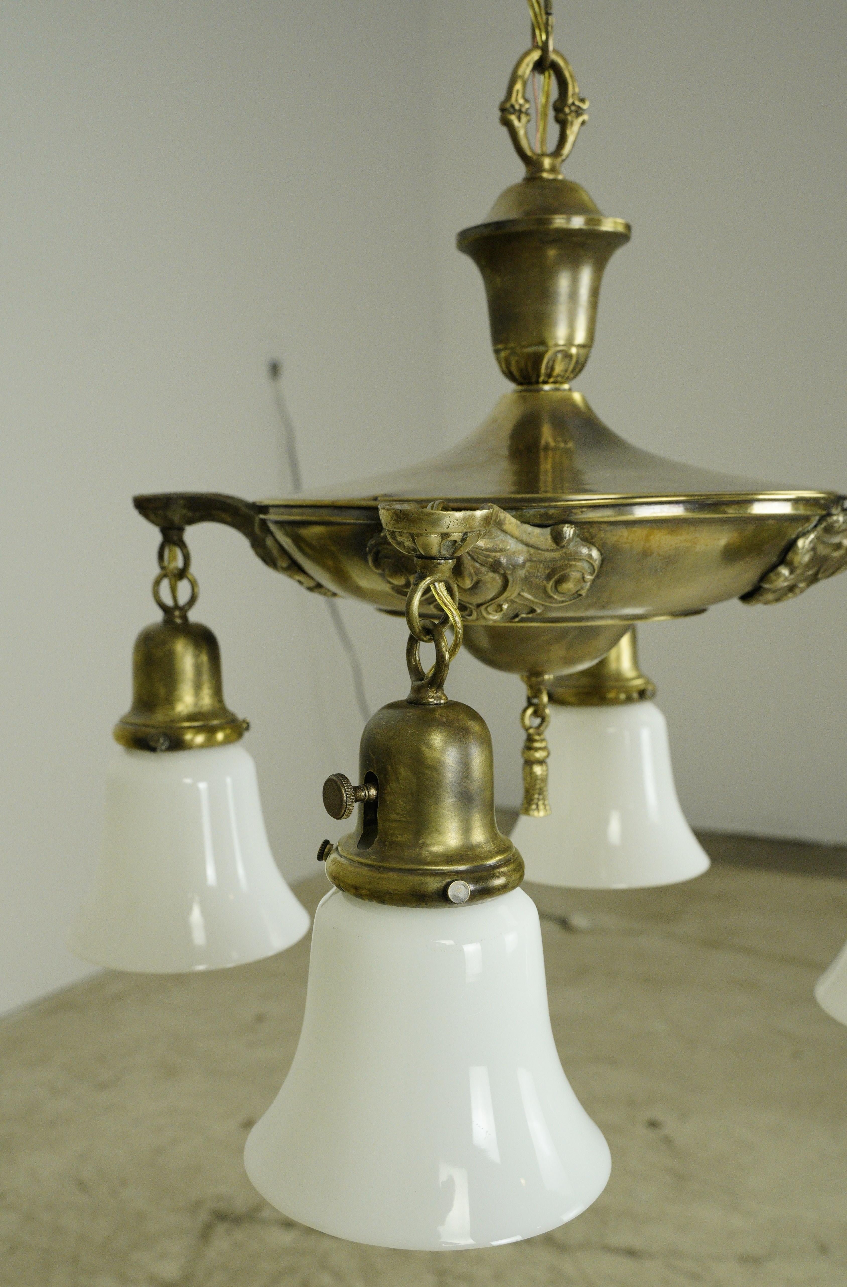 Americano Lampadario vittoriano a 4 bracci con paralume in vetro bianco e ottone in vendita
