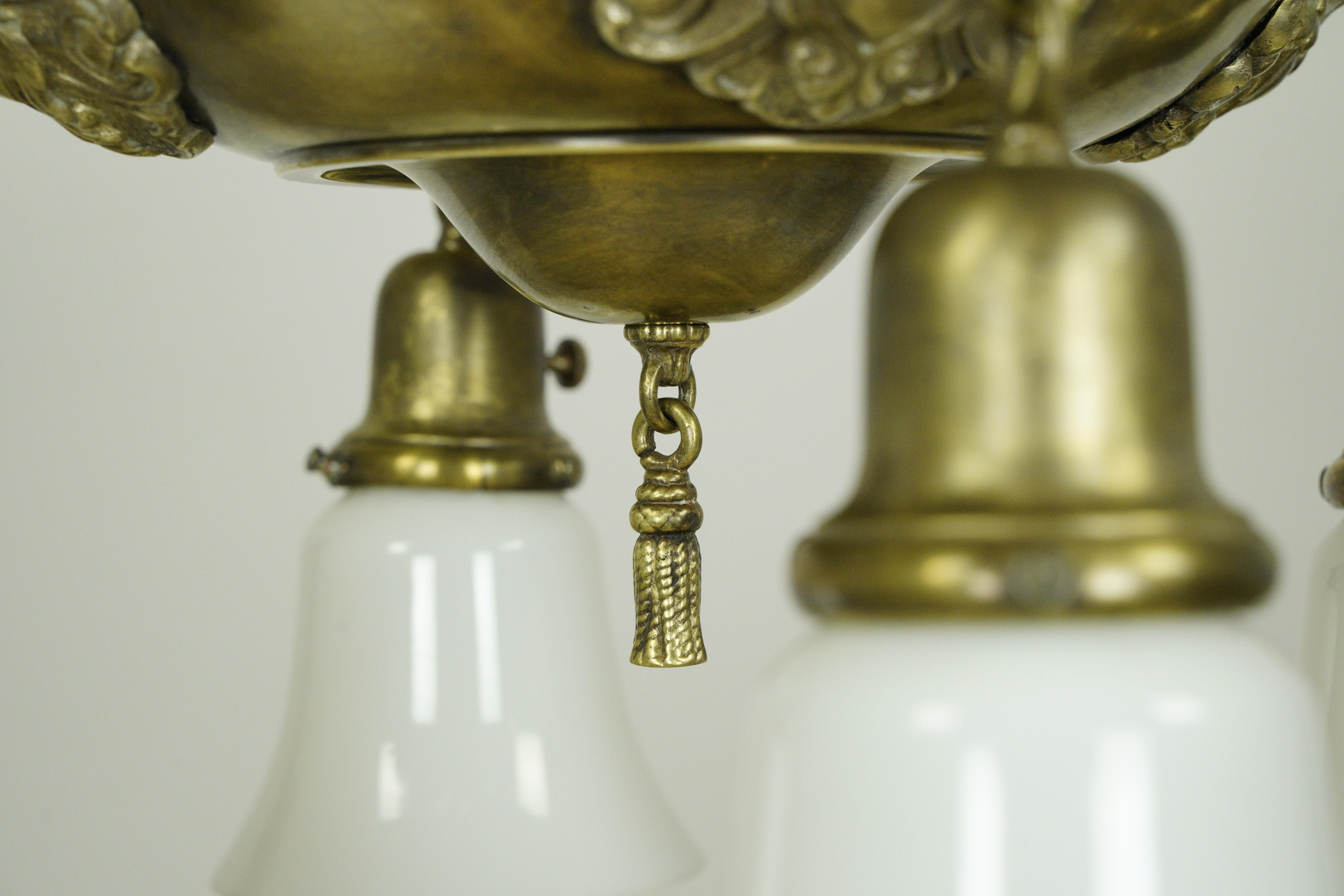 Lampadario vittoriano a 4 bracci con paralume in vetro bianco e ottone in vendita 1