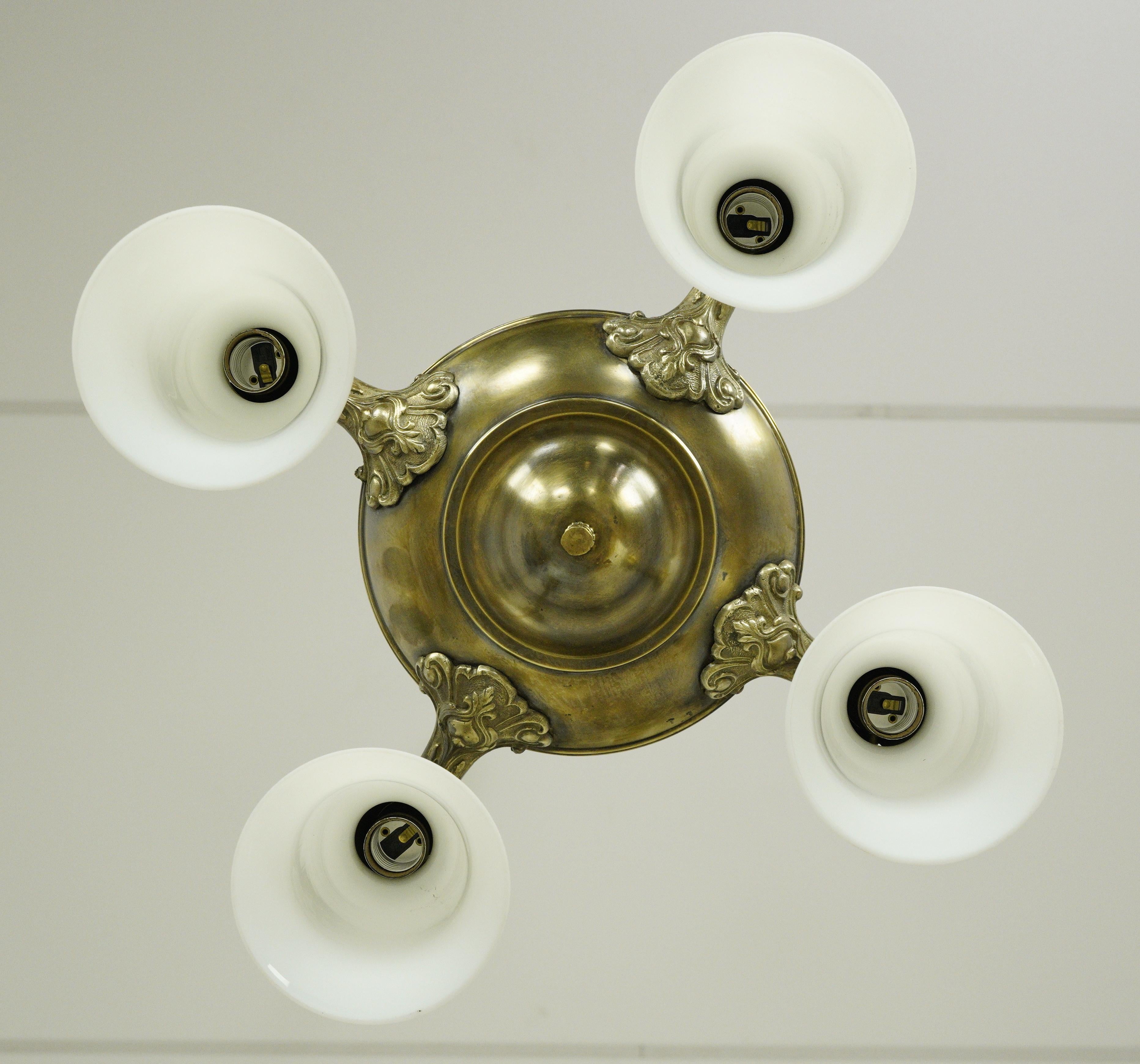 Lampadario vittoriano a 4 bracci con paralume in vetro bianco e ottone in vendita 2