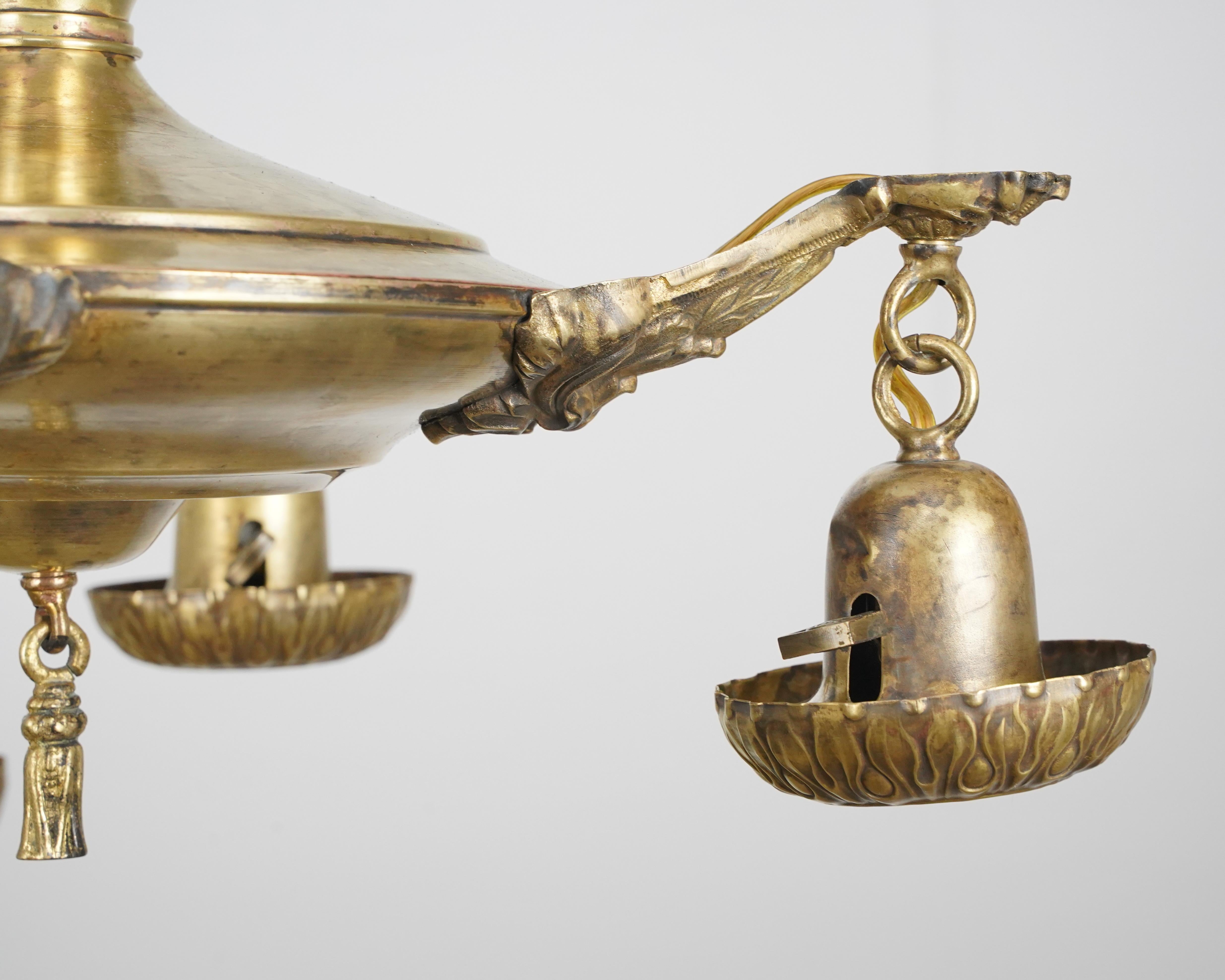 Victorian 4 Light Brass Pan Chandelier Victoriano en venta