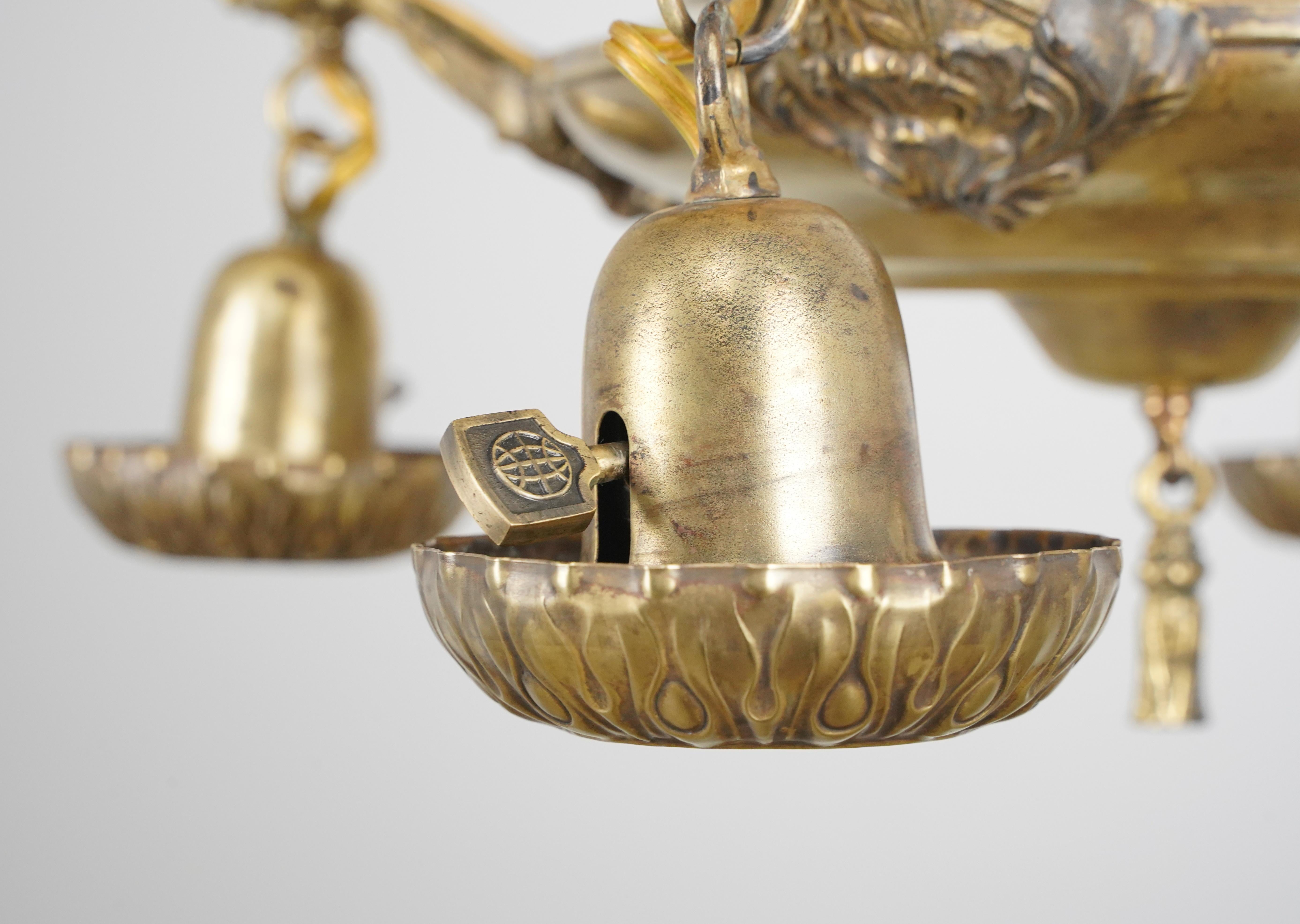 Victorian 4 Light Brass Pan Chandelier Estadounidense en venta