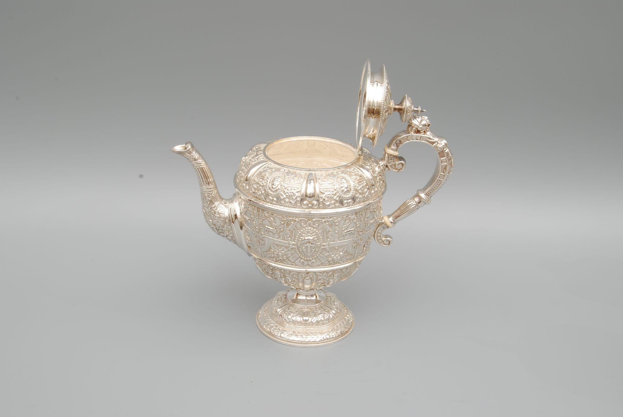 XIXe siècle Service à thé victorien 4 pièces en argent à motif Cellini en vente