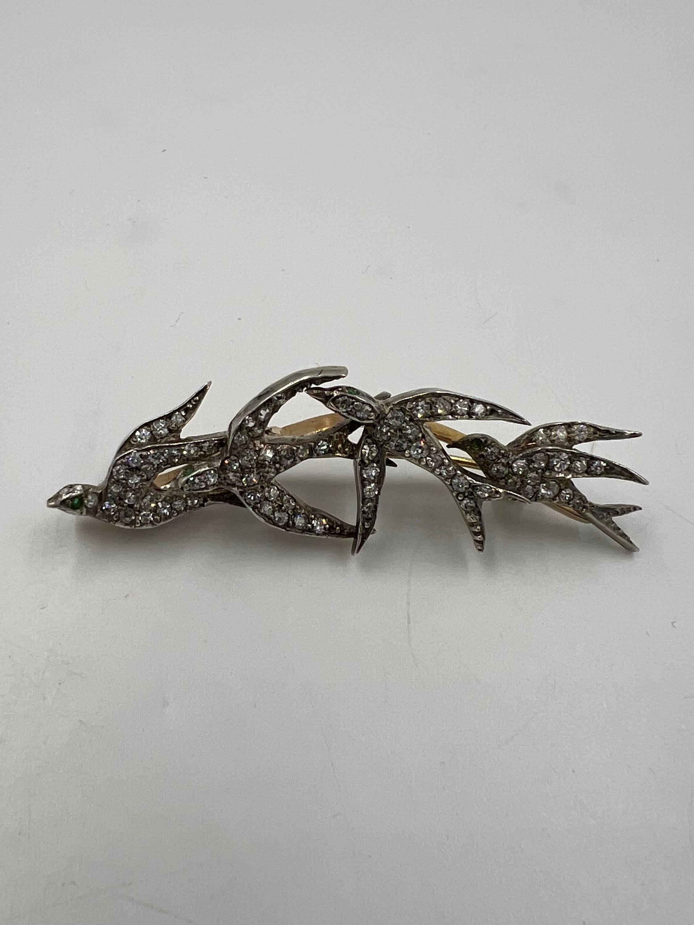 Spilla vittoriana di diamanti con quattro uccelli rondine, circa 1890.

  Che bel sito da vedere.  Questi quattro uccelli rondine vittoriani hanno una tale grazia che volano all'unisono nel cielo.  Ogni uccello è progettato per essere unico.  Gli