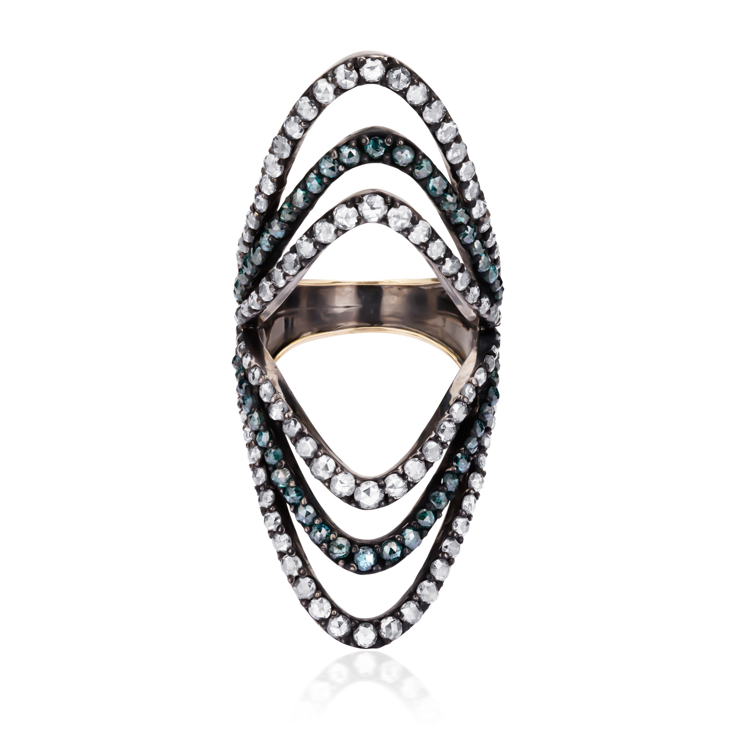 Inspiriert von der extravaganten viktorianischen Ära ist dieser atemberaubende Ring eine wahre Freude. Dieser aus 18 Karat Gold und 925er Sterlingsilber gefertigte Ring zeigt ein einzigartiges durchbrochenes Design, das mit farbigen Diamanten von