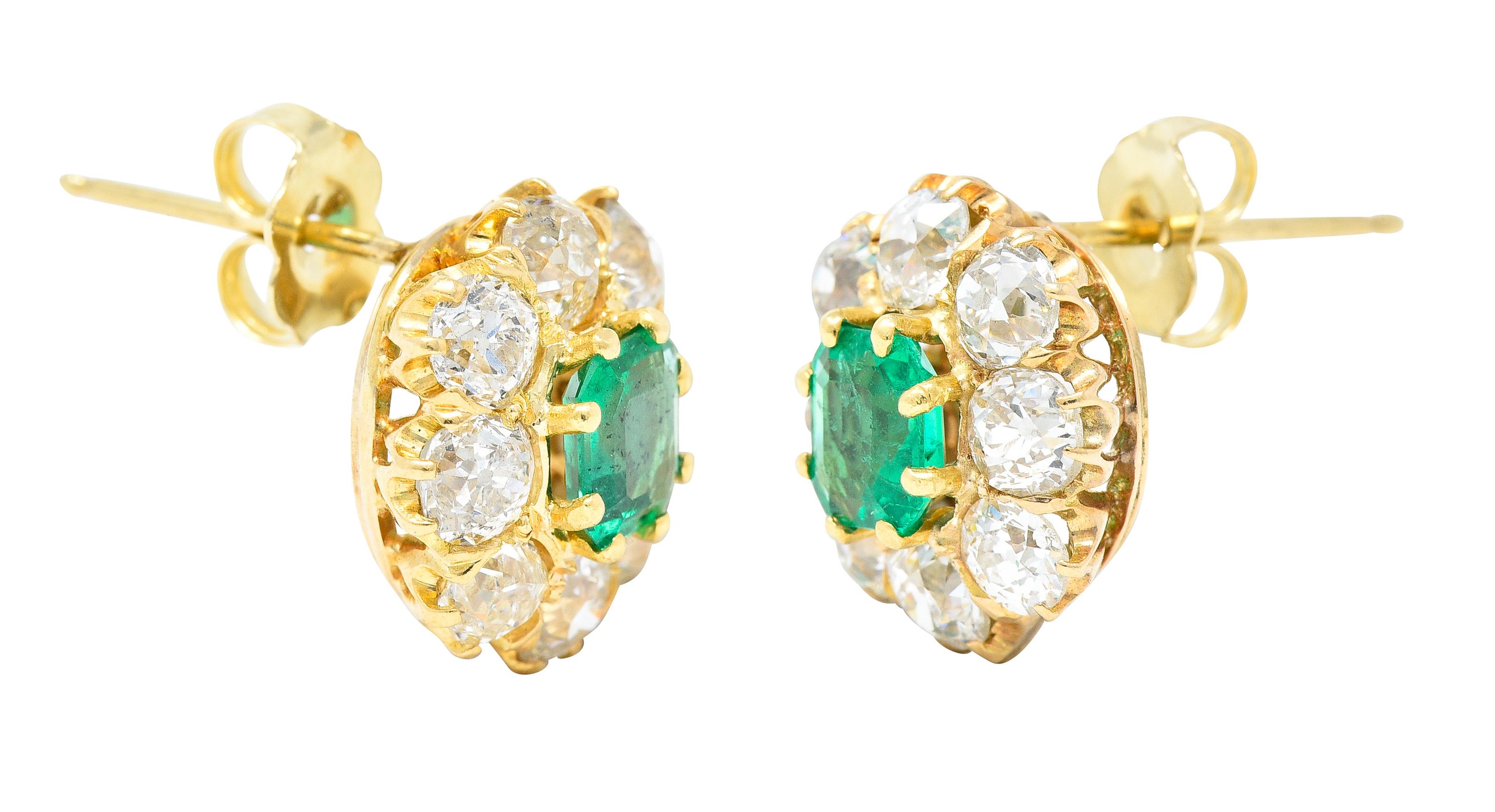 Viktorianische Ohrringe aus 18 Karat Diamanten mit 4,14 Karat Smaragd im alteuropäischen Schliff (Smaragdschliff) im Angebot