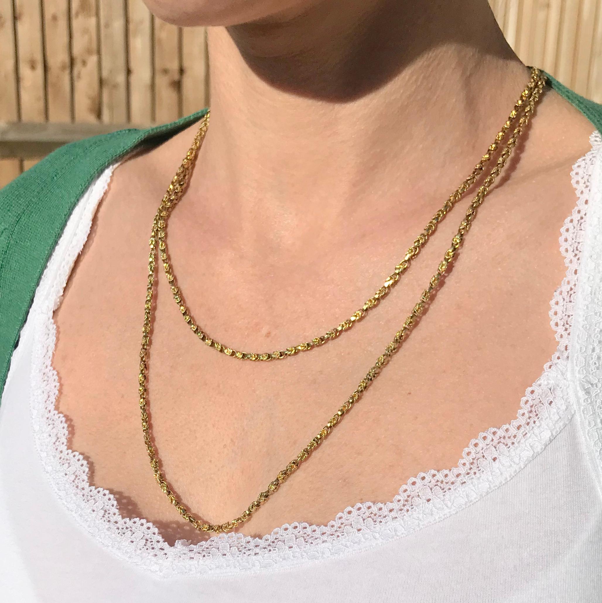 A fine and impressvie antique Victorian yellow gold longuard chain.

Each link on this belcher style chain is embellished with a knotted rope detail; an incredible craftsmanship that simply can’t be found in more modern pieces. By virtue of its