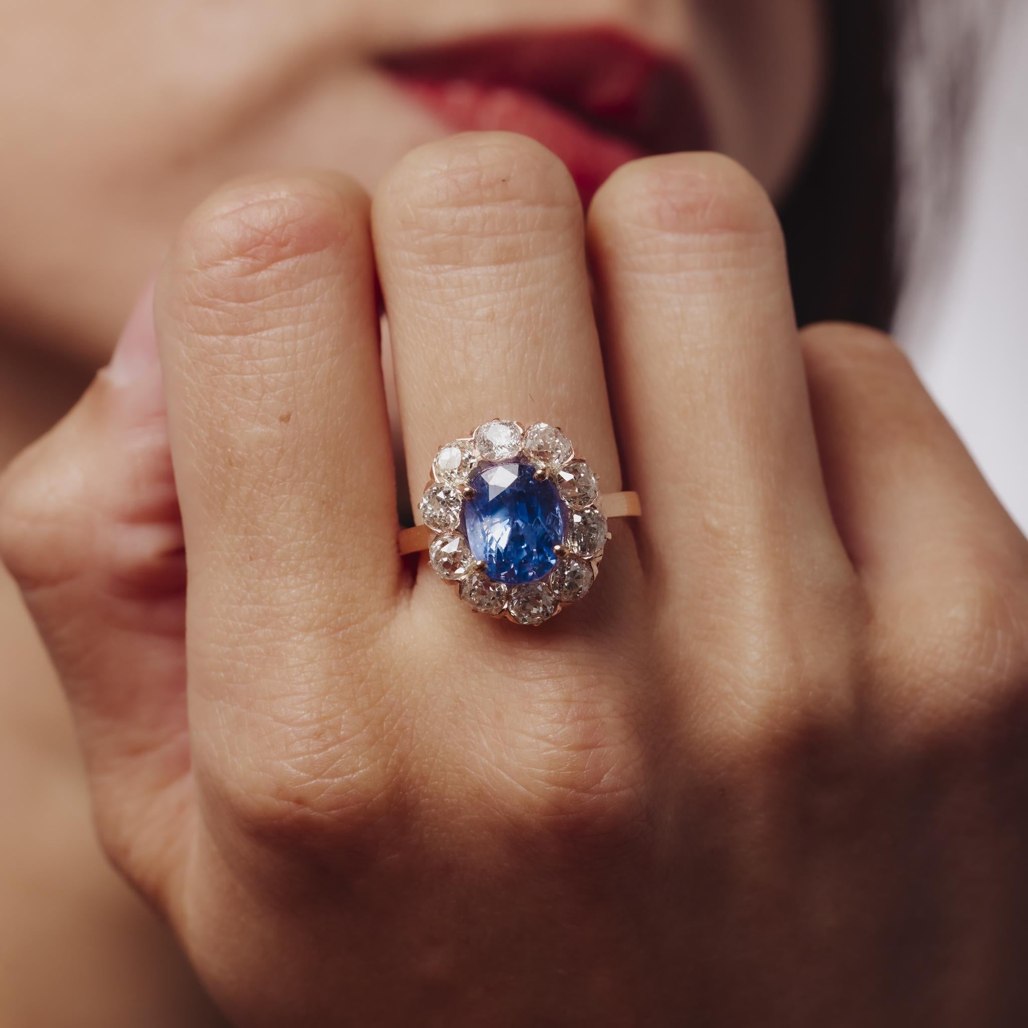 Dieser viktorianische Ring ist mit einem 4,25-karätigen Ceylon-Saphir von lebhaftem Farbton besetzt, der von antiken Diamanten im Minenschliff in warmem Roségold umrahmt wird und einen königlichen, zeitlosen Look bietet.