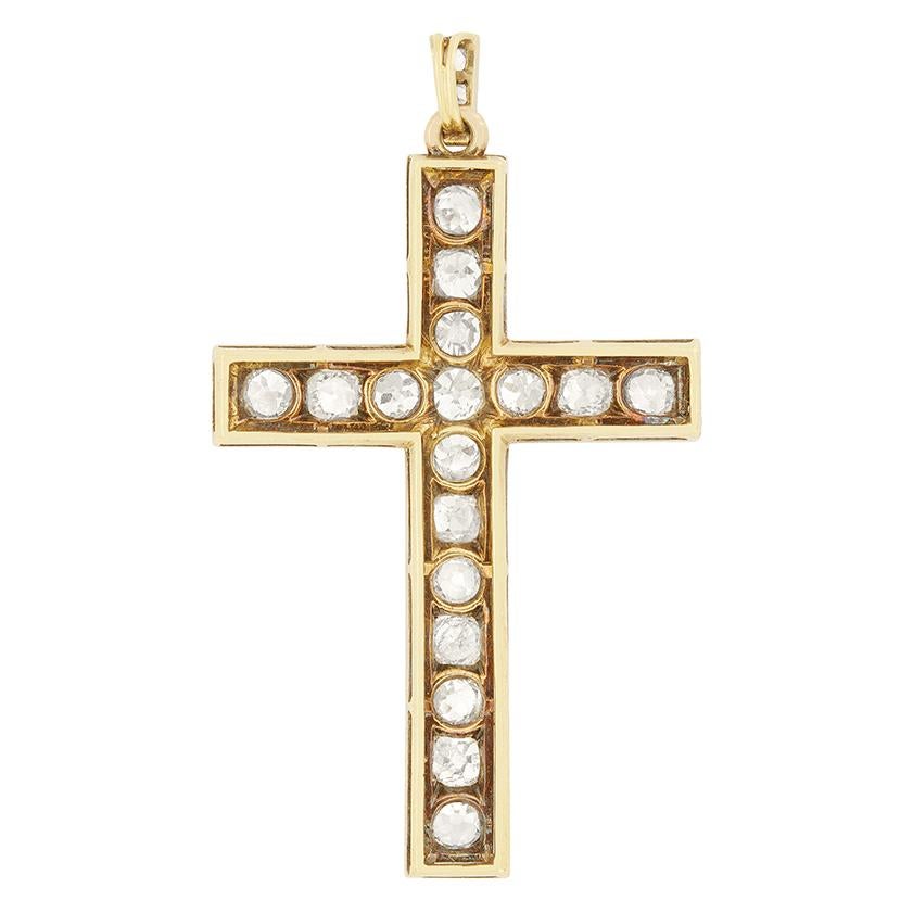 Ce magnifique pendentif en forme de croix date des années 1880. Dix-sept diamants de taille ancienne ornent la croix, chacun pesant 0,25 carat pour un total de 4,25 carats. La couleur des diamants varie de H à I et leur pureté est égale à SI. Trois