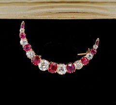 Viktorianische 4,40 Ct Diamant 3,0 Ct Rubin 18 KT Crescent Brosche