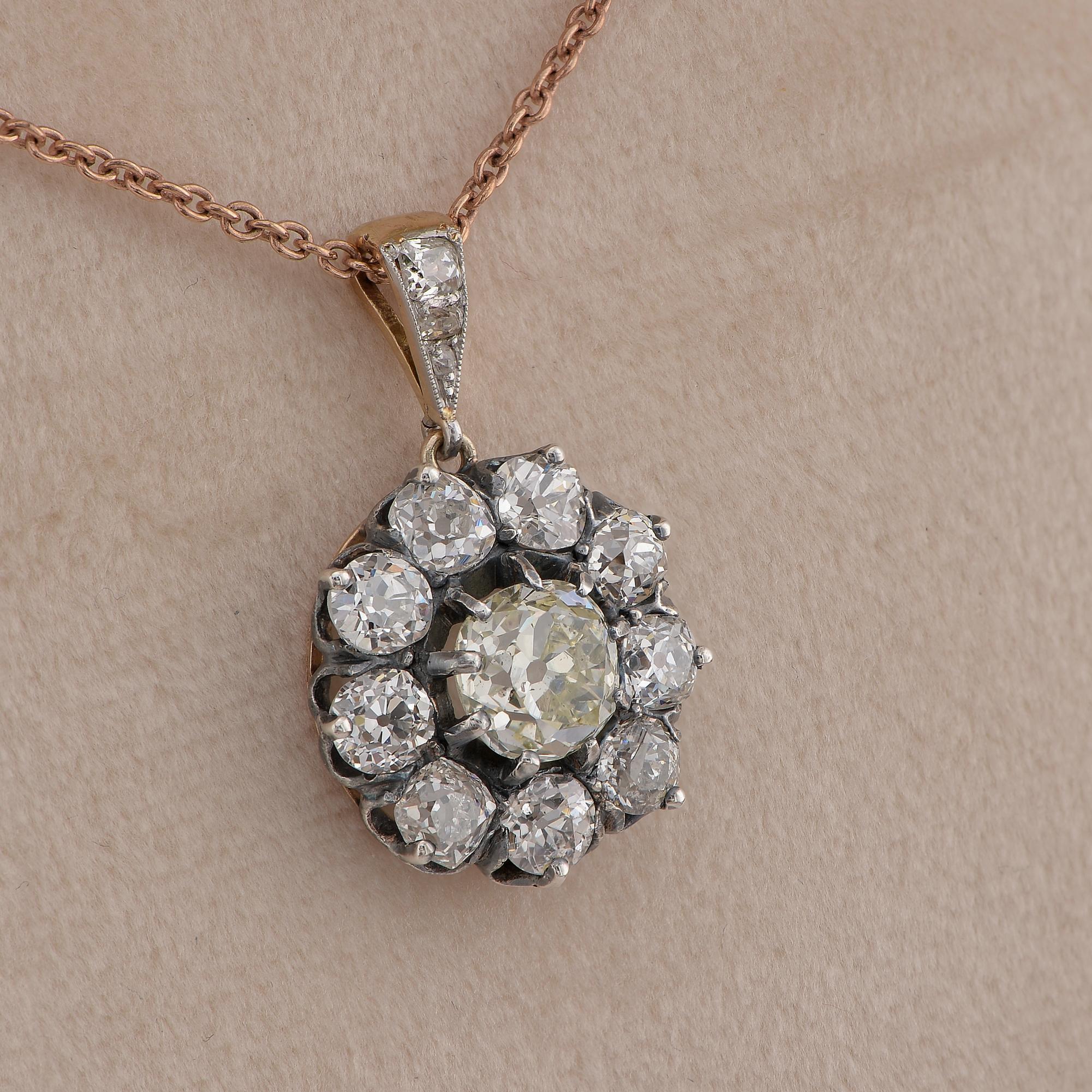 Victorian 4.40 CT Old Mine Cut Diamond Daisy Pendant In Good Condition For Sale In Napoli, IT